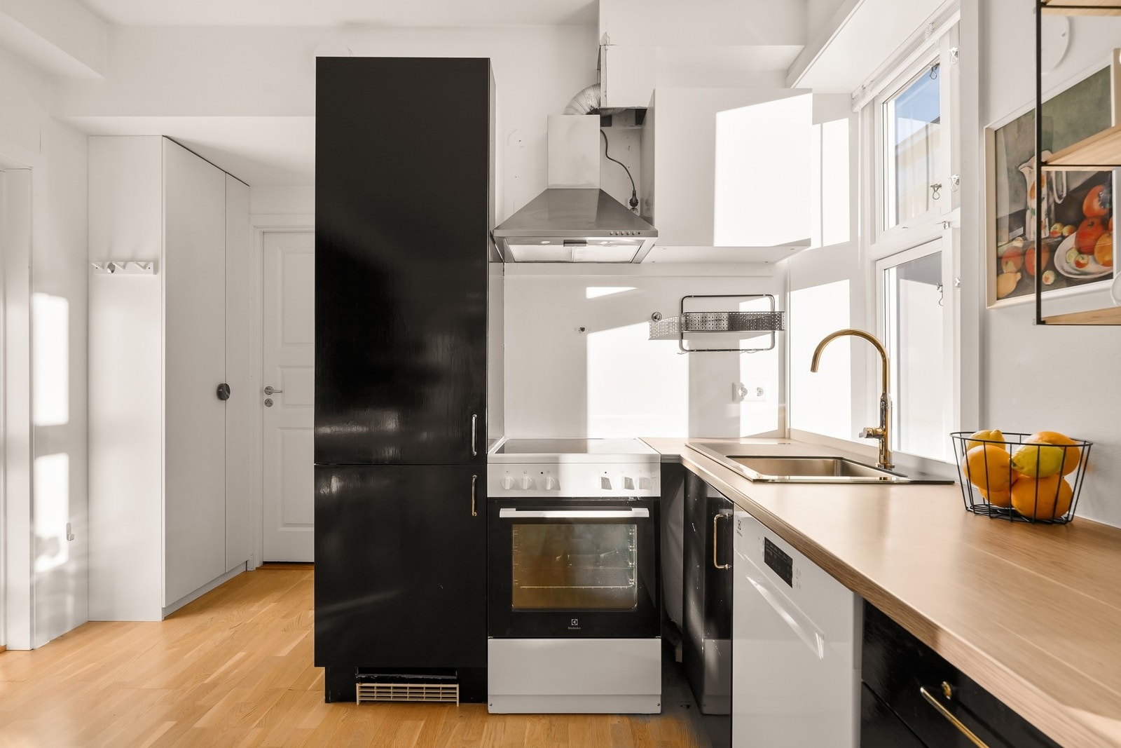 Kombiskap er integrert, mens stekeovn og oppvaskmaskin er frittstående Galleribilde