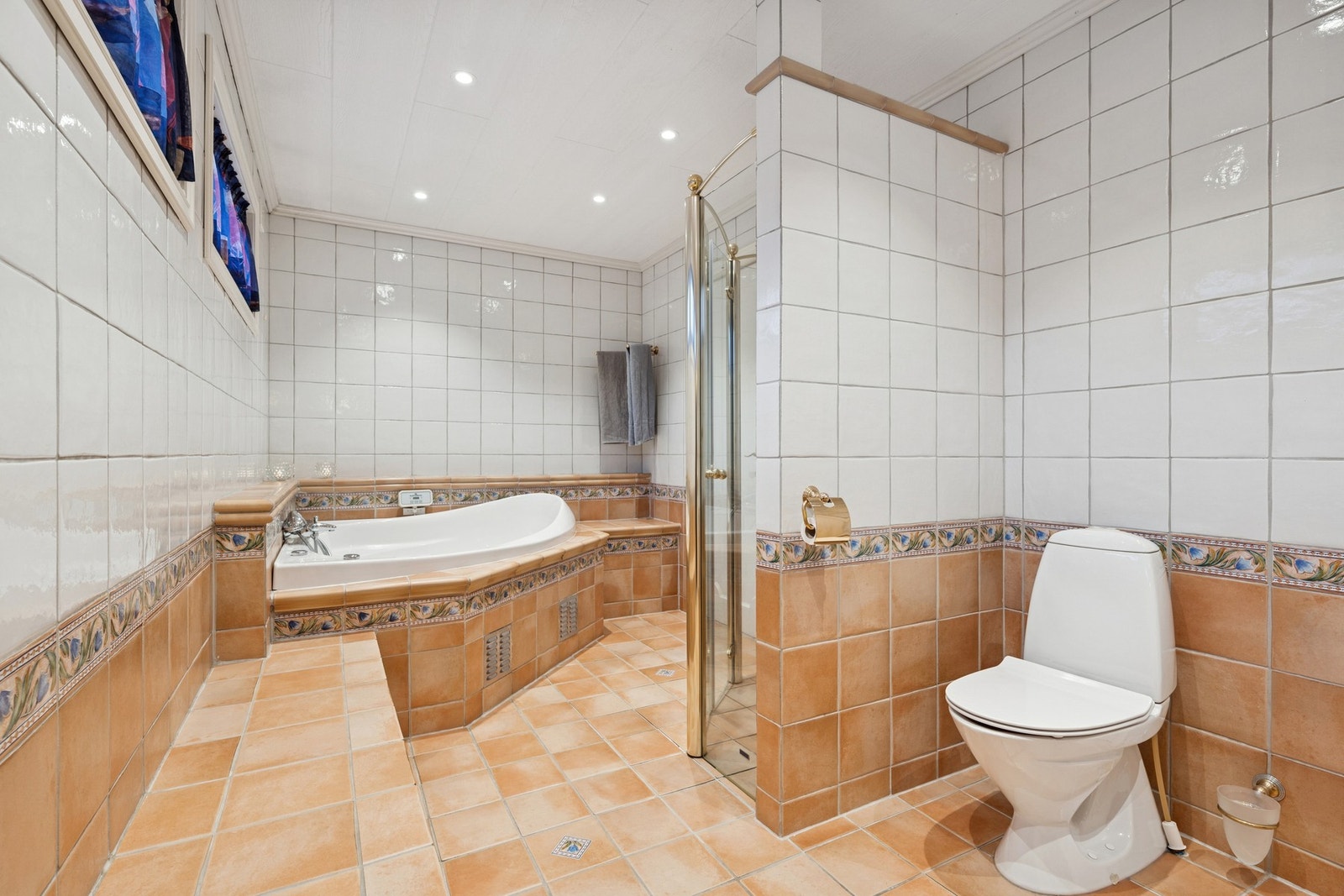 Baderommet i boligens 1. etasje er romslig. Galleribilde