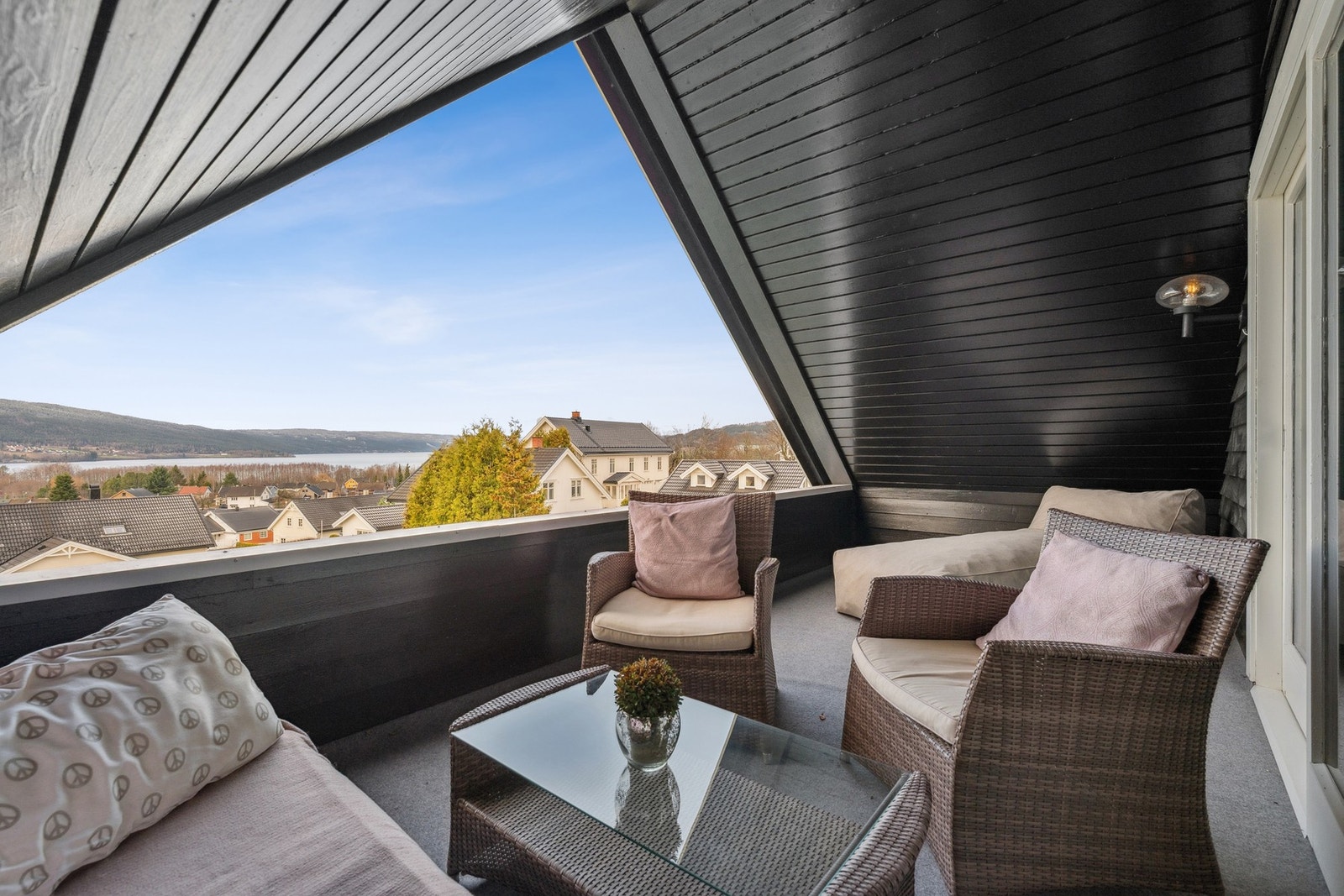 Overbygget balkong med lune sitteplasser og vakker utsikt over nærområdet og Randsfjorden. Galleribilde