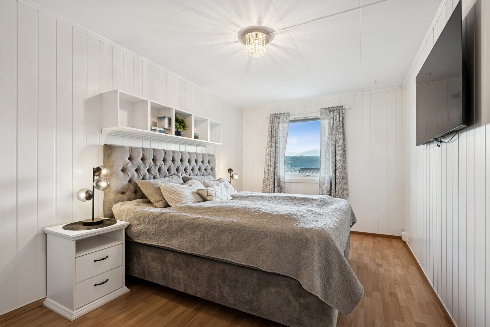 Lyst og romslig hovedsoverom med god plass til dobbeltseng og oppbevaring. Galleribilde