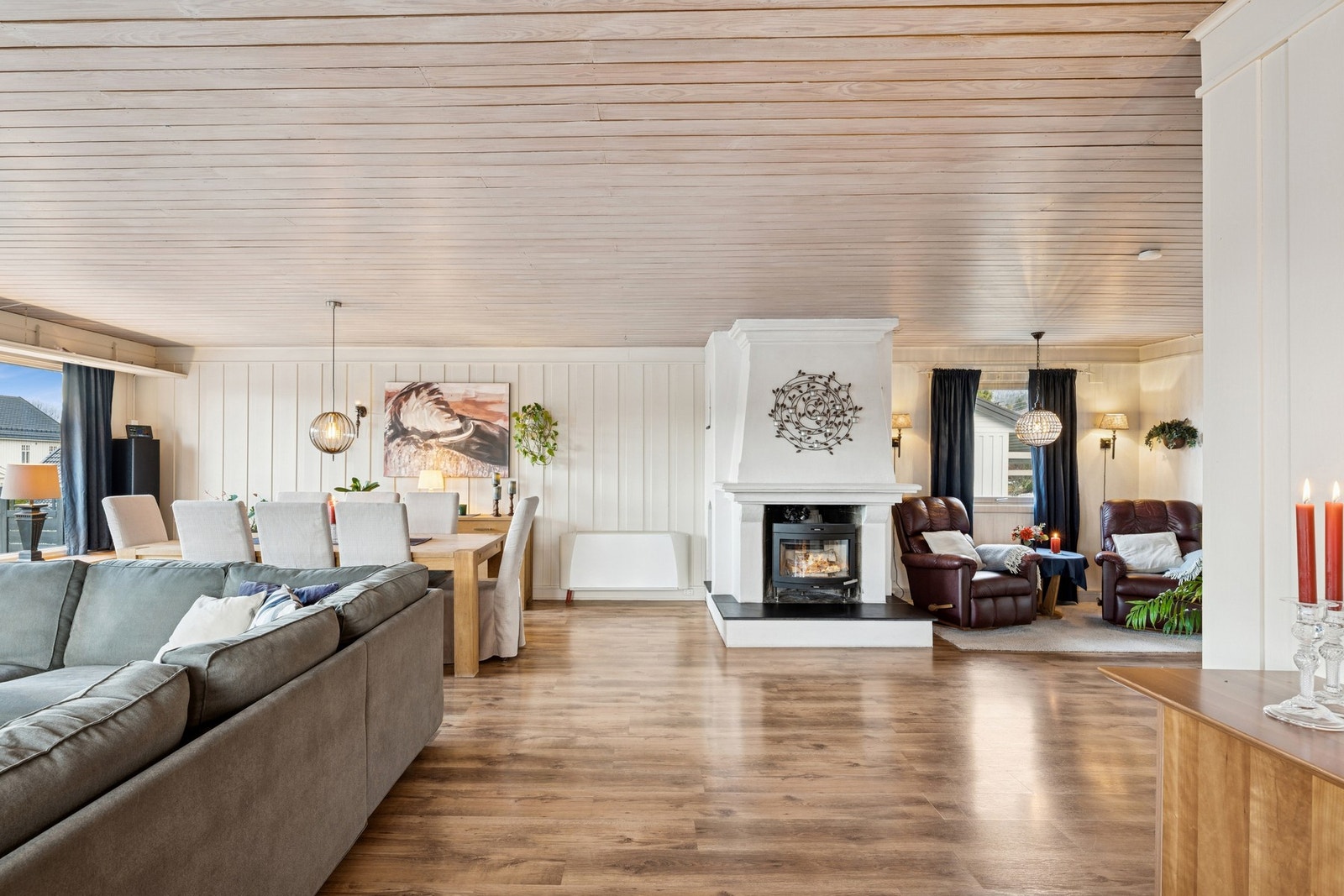 Den åpne planløsningen skaper en flott flyt mellom spiseplass og sofadel - perfekt for både hverdag og gjester. Galleribilde