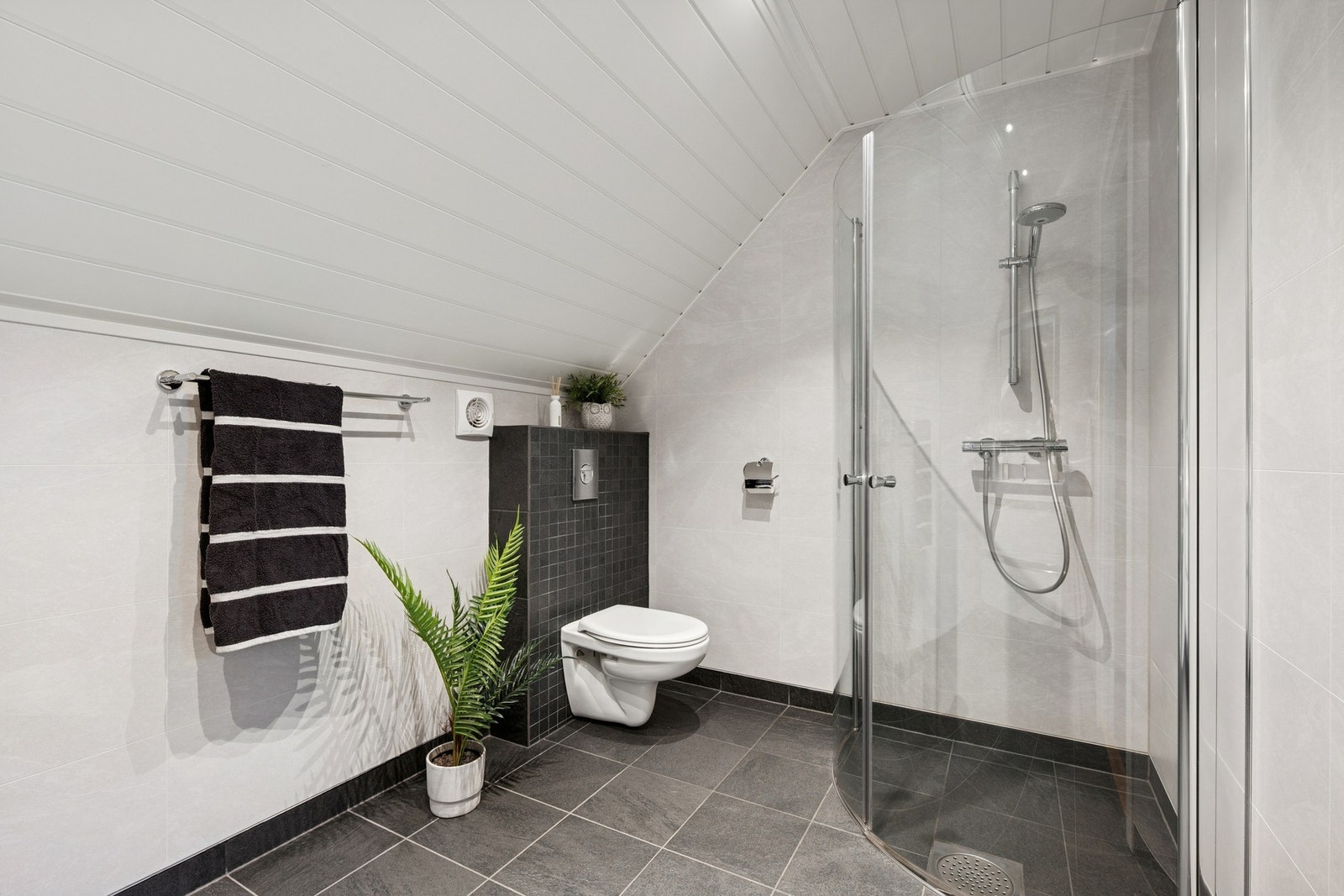 Badet i loftsetasjen har et mer moderne uttrykk, oppusset i 2015. Galleribilde