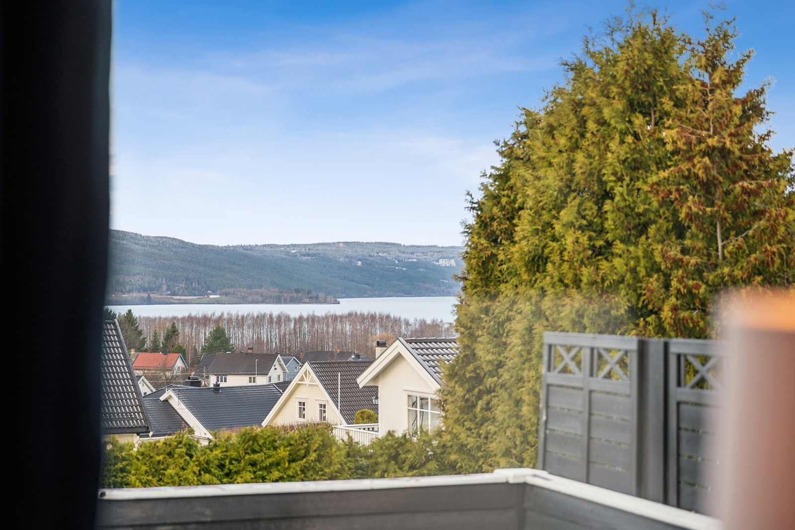 Her kan du slappe av og nyte utsikten til Randsfjorden. Galleribilde