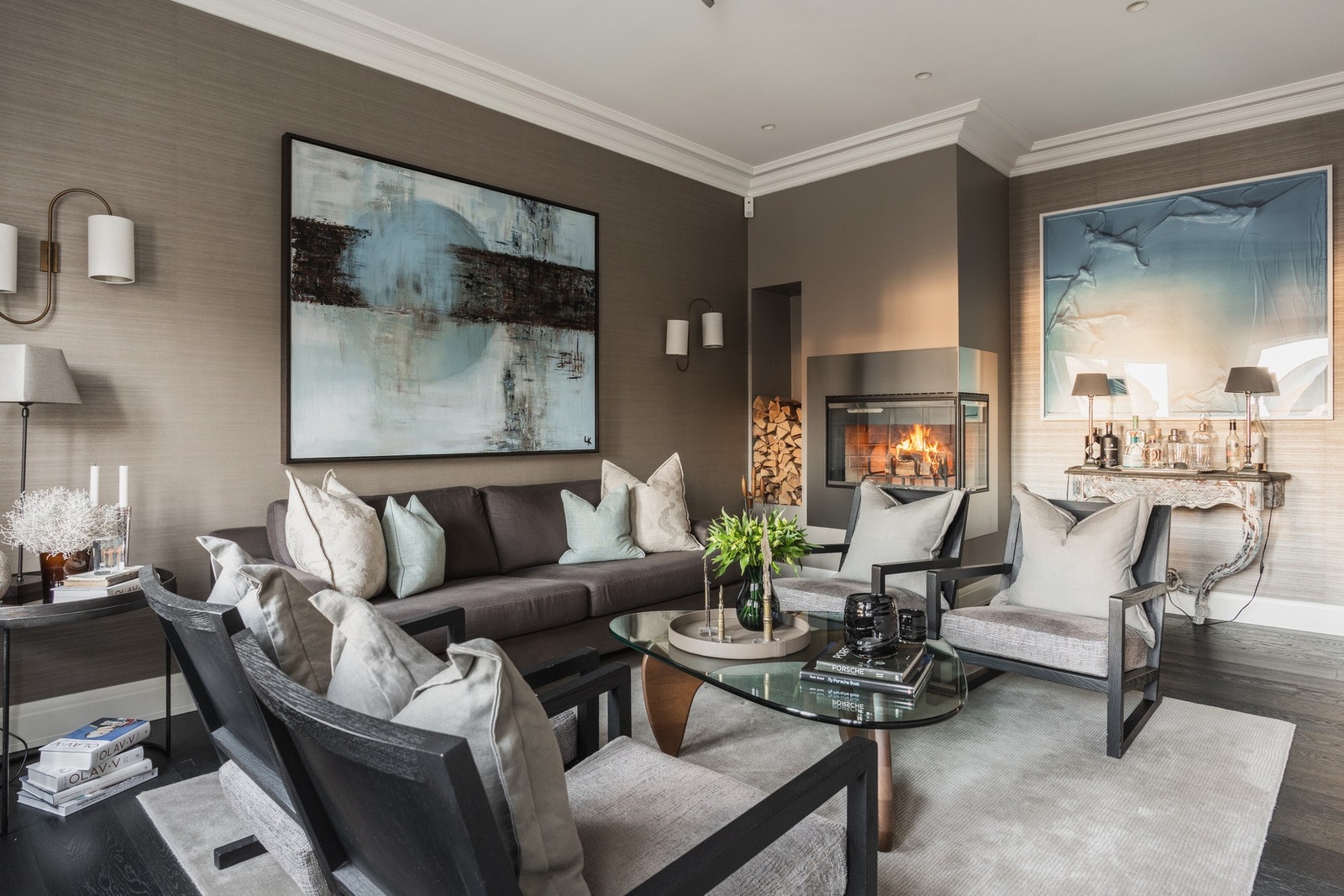 Stuen har et gjennomført high-end interiør med mørke parkettgulv og tapetserte veggflater. Galleribilde