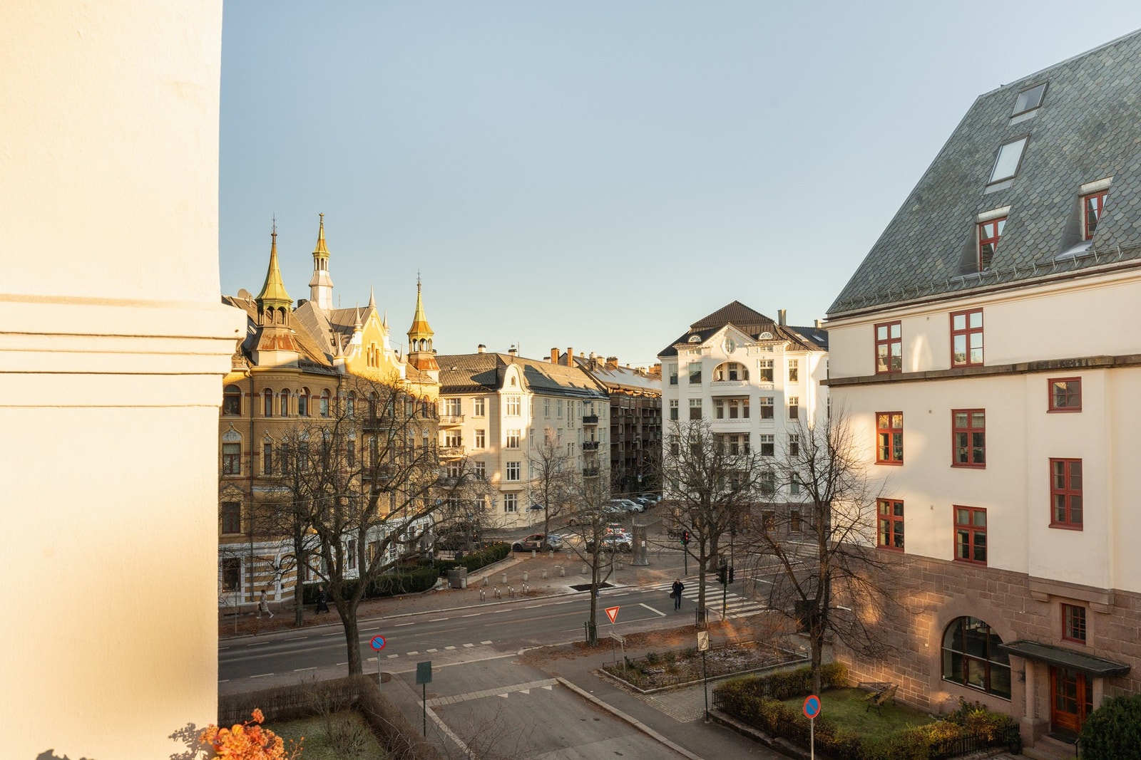 Her får du et flott utsyn mot den klassiske bebyggelsen i gaten. Galleribilde