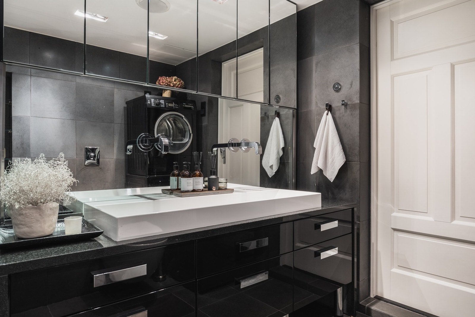 Det er opplegg for både vaskemaskin og tørketrommel. Galleribilde