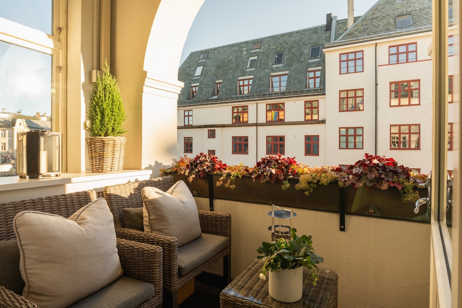 Overbyggets buede form gir uteplassen et elegant og arkitektonisk uttrykk. Galleribilde