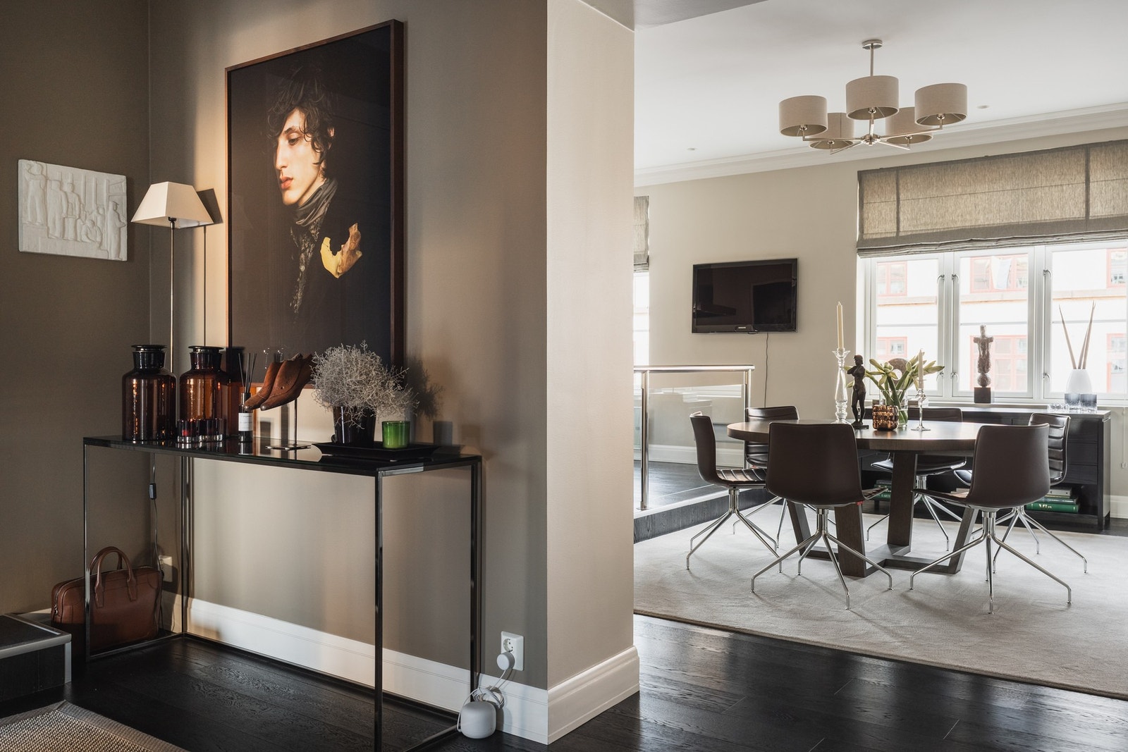 Entréen/hallen fungerer som boligens naturlige knutepunkt. Galleribilde