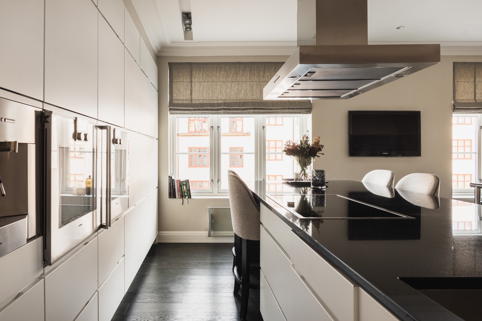 Kjøkkenøyen gir solide arbeidsflater og fungerer som et naturlig samlingspunkt. Galleribilde