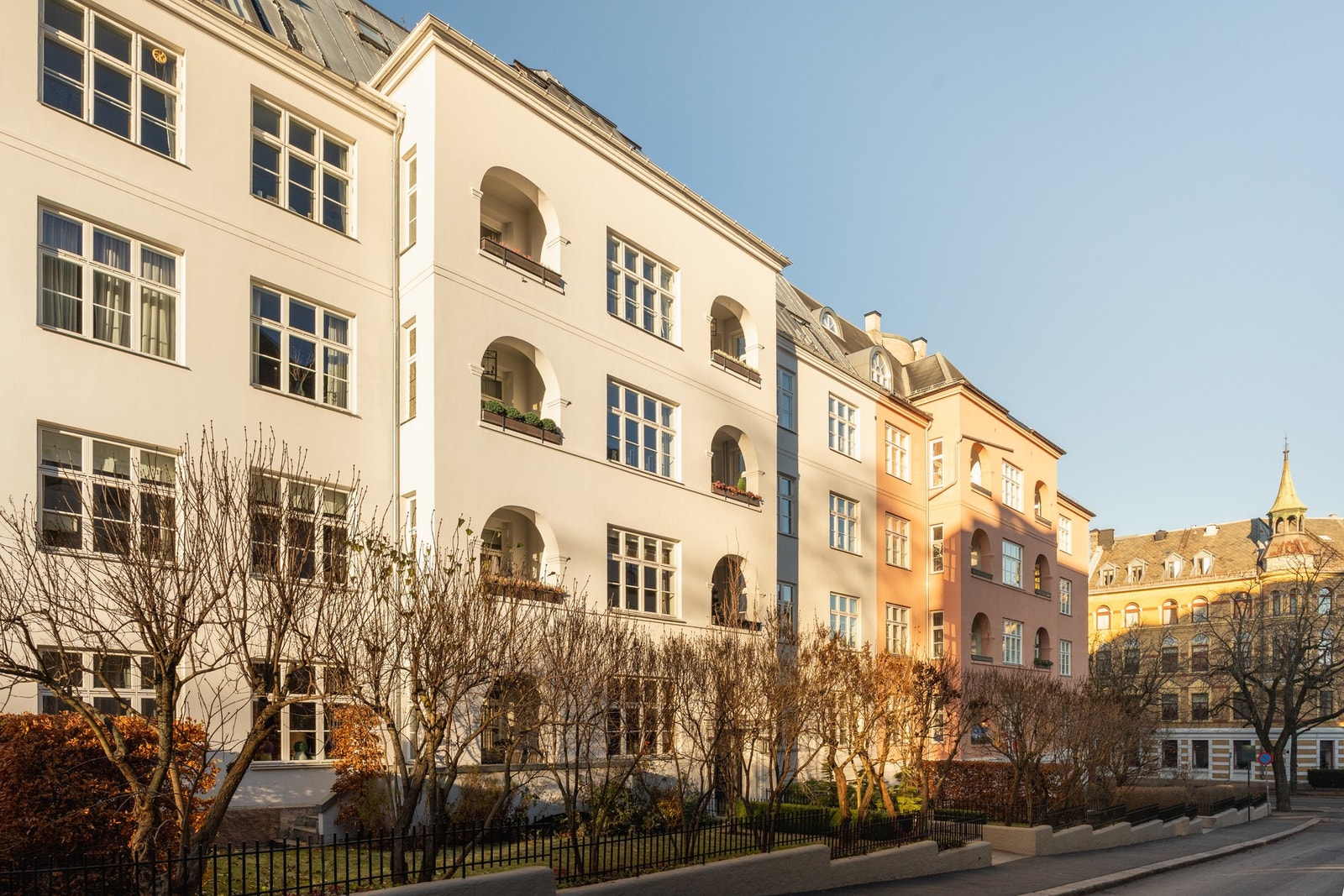 Det er kort vei til anerkjente restauranter, sjarmerende butikker og gode spesialforretninger. Galleribilde