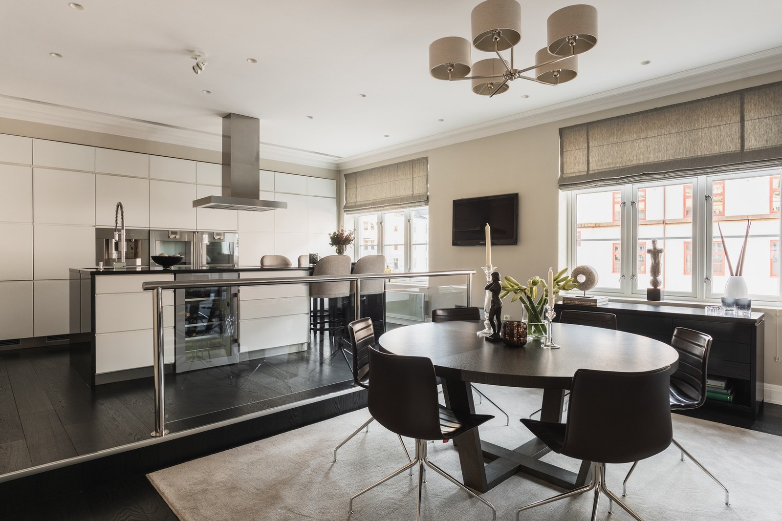 Leiligheten ligger høyt og fint i byggets 3. etasje i en ærverdig bygård fra 1920. Galleribilde