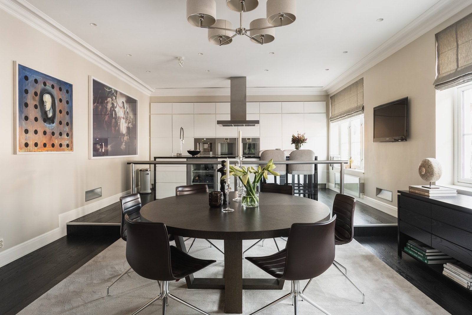 Boligen holder en god standard med skreddersydde løsninger og påkostede materialvalg i en diskré og gjennomført utførelse. Galleribilde