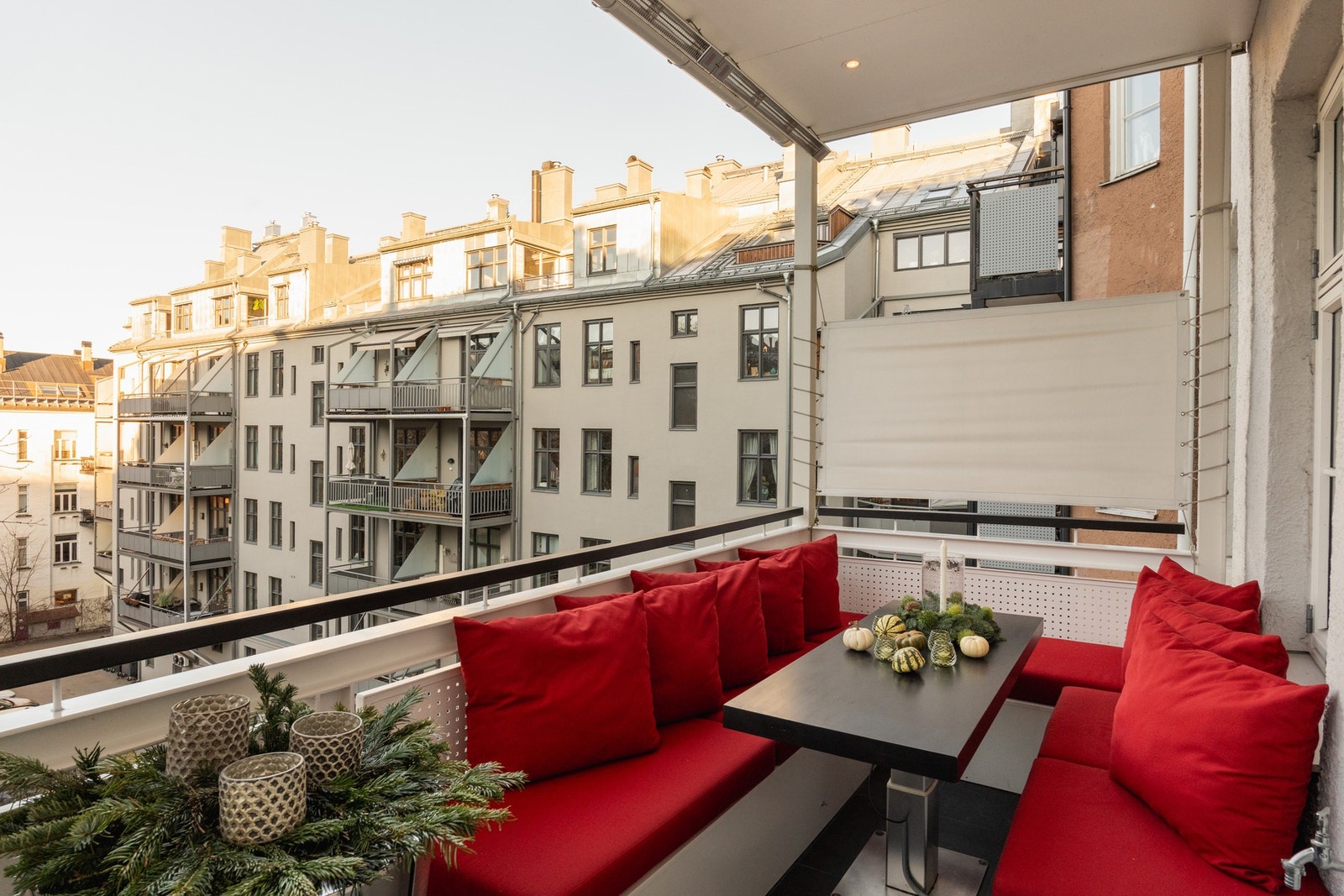 Overbygg gjør den brukbar store deler av året. Det fastmonterte, nedfellbare bordet også kan benyttes som en sunbed-løsning. Galleribilde