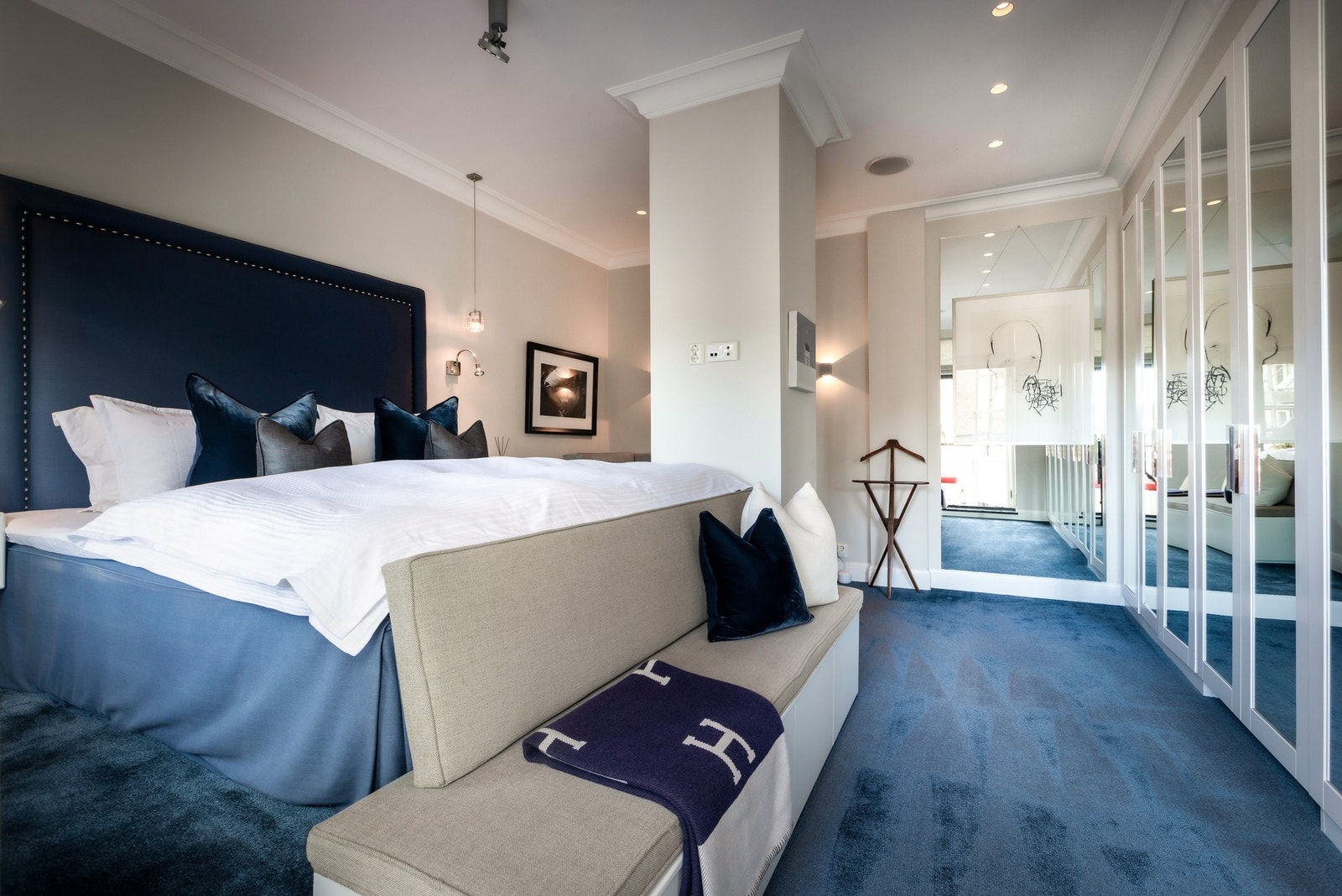 Hovedsoverom med hotellpreget atmosfære. Galleribilde