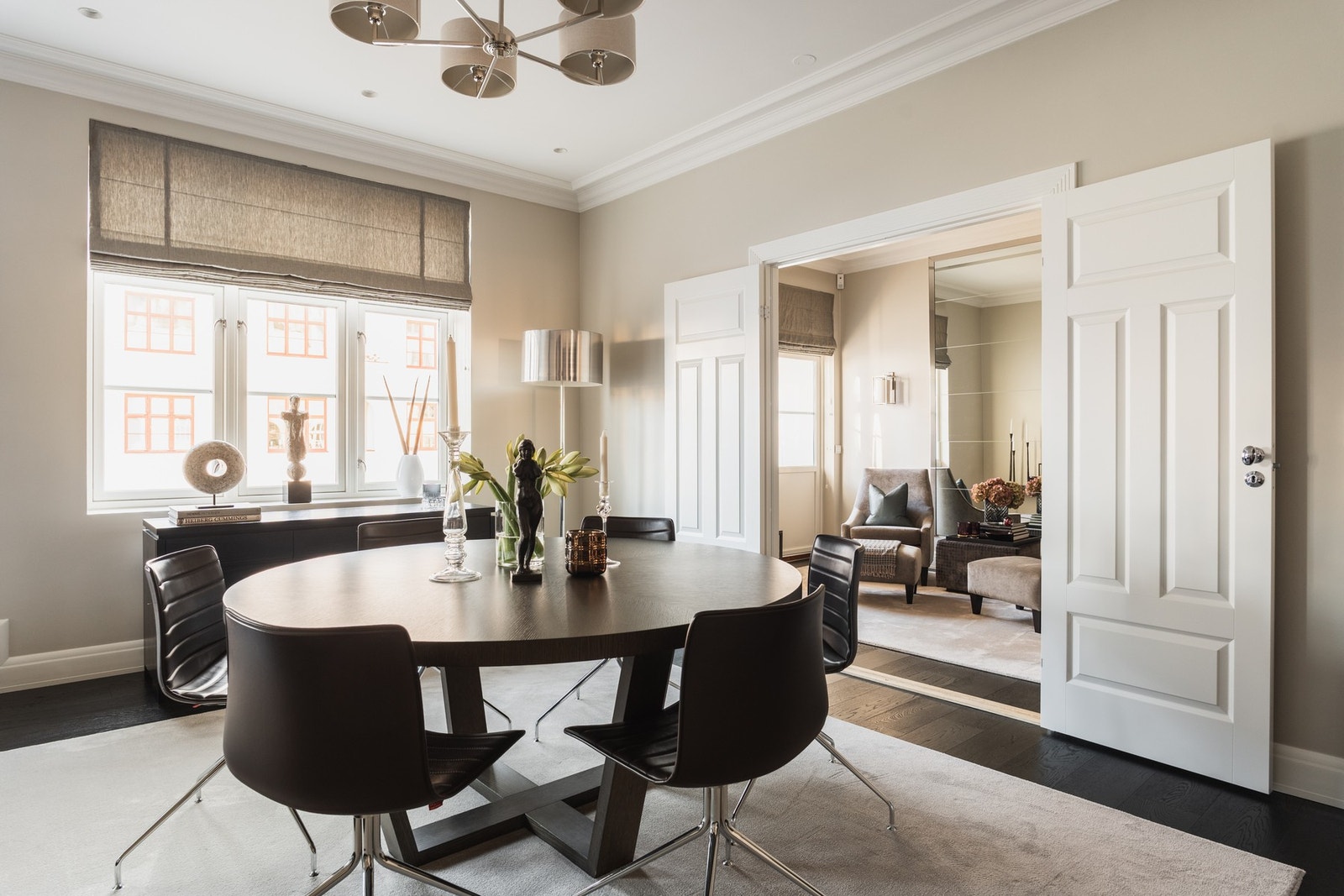 En naturlig overgang mellom kjøkken og spisestue som gjør det enkelt å samles. Galleribilde