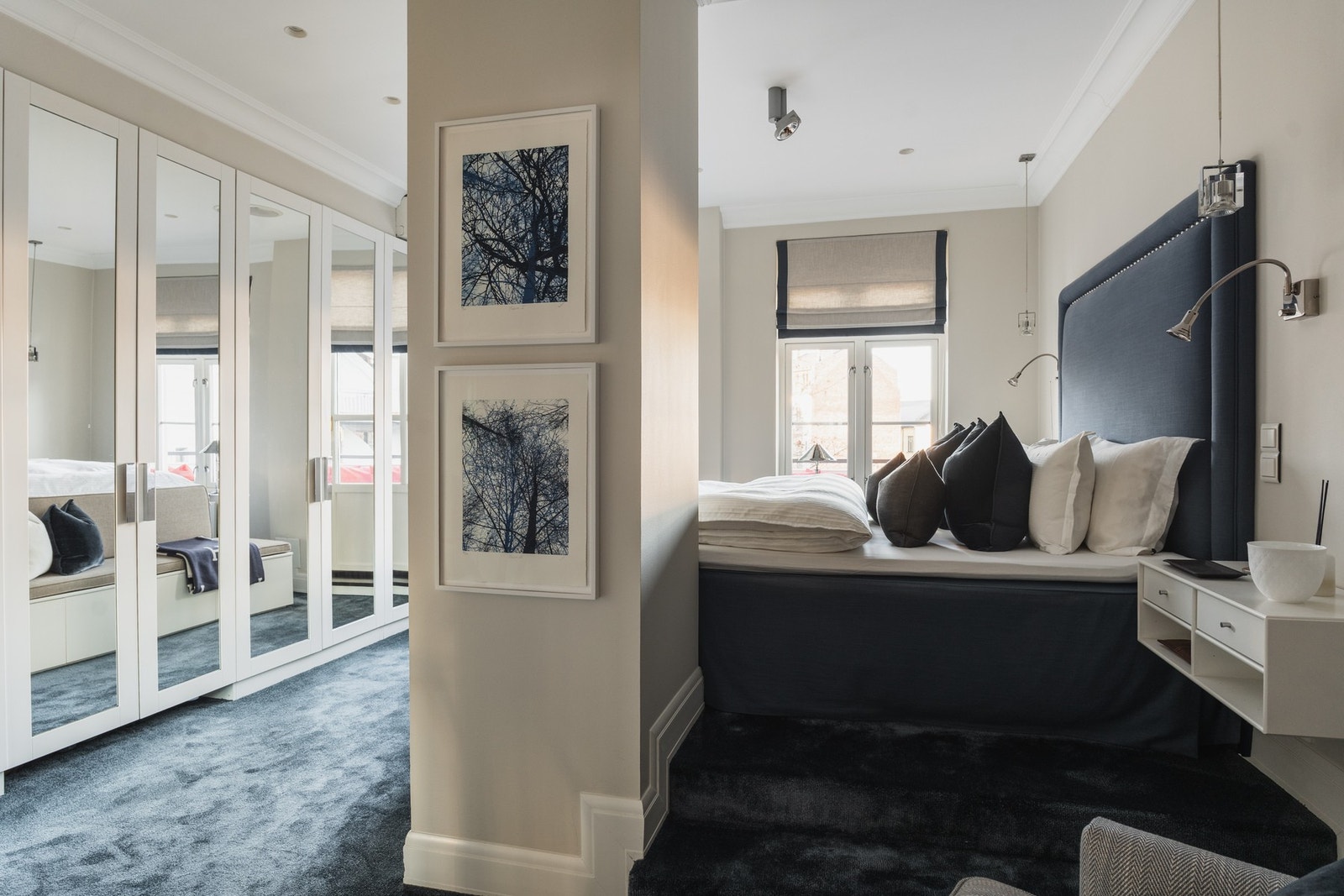 Garderobe i full høyde med generøs oppbevaringskapasitet. Galleribilde