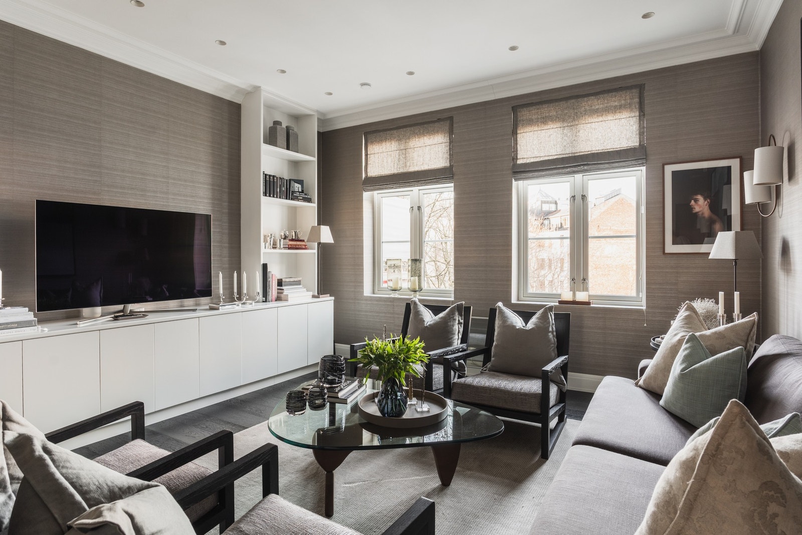 Harmonisk oppholdsrom med god takhøyde og behagelig lys. Galleribilde