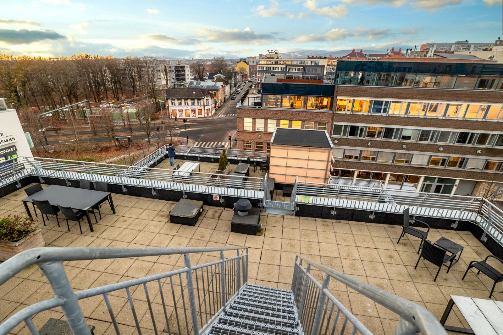 Terrassen byr på flere soner for både avslapning og sosiale sammenkomster. Fra her har du fantastisk utsikt ut over byen. Galleribilde