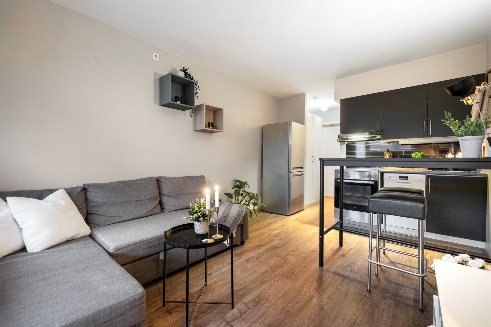 Den åpne løsningen mot kjøkkenet gir også rom for et spisebord. Galleribilde