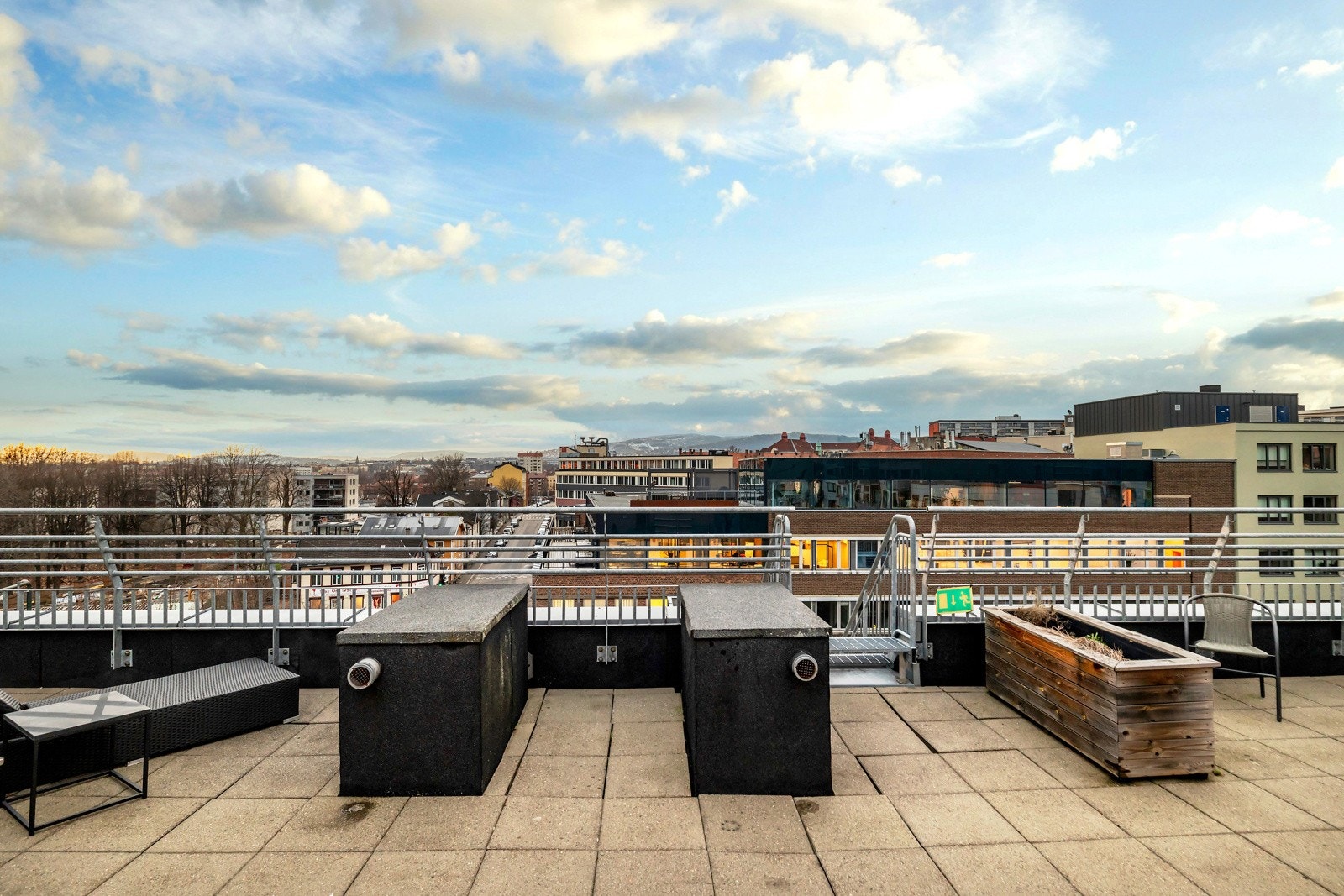 Leiligheten byr blandt annet på en felles takterrasse som strekker seg over tre nivåer. Terrassen byr på flere soner for både avslapning og sosiale sammenkomster. Fra her har du fantastisk utsikt over byen. Galleribilde