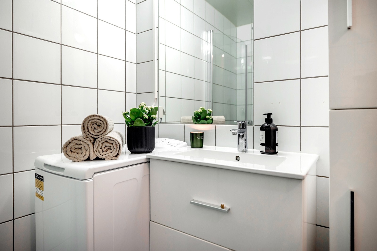 Rommet er utstyrt med dusjhjørne med glassdører, vegghengt toalett og en stilren servantinnredning med godt med oppbevaringsplass. Galleribilde