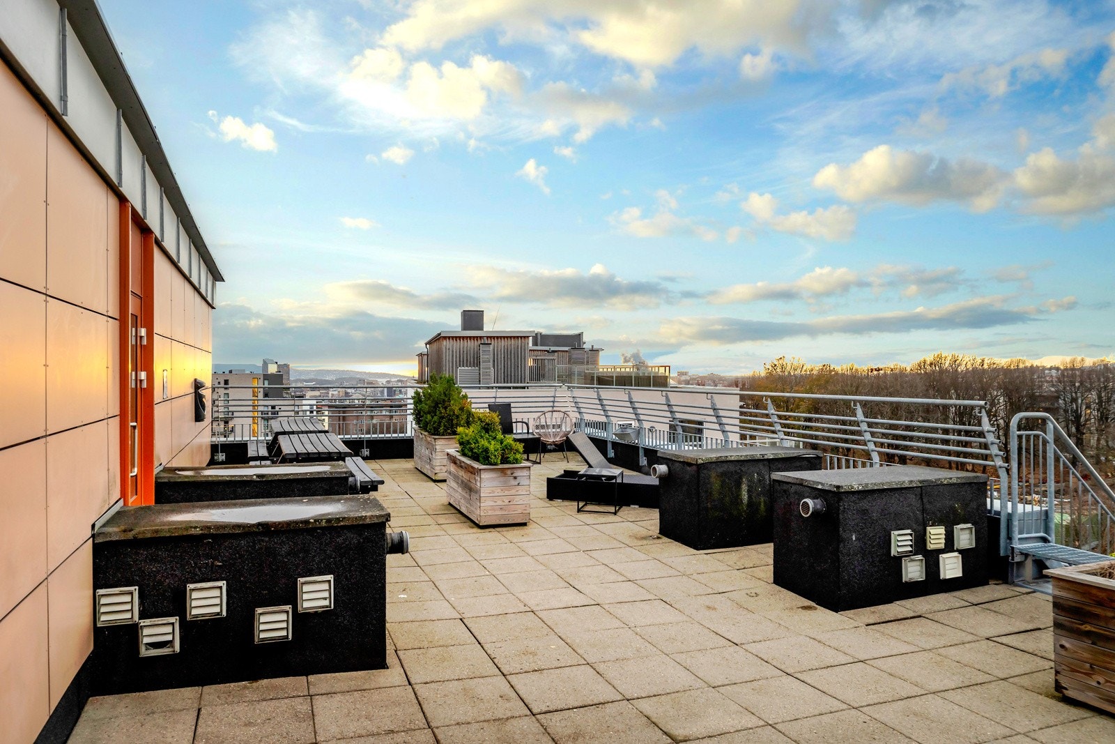 Det er også en felles takterrasse som strekker seg over tre nivåer. Galleribilde