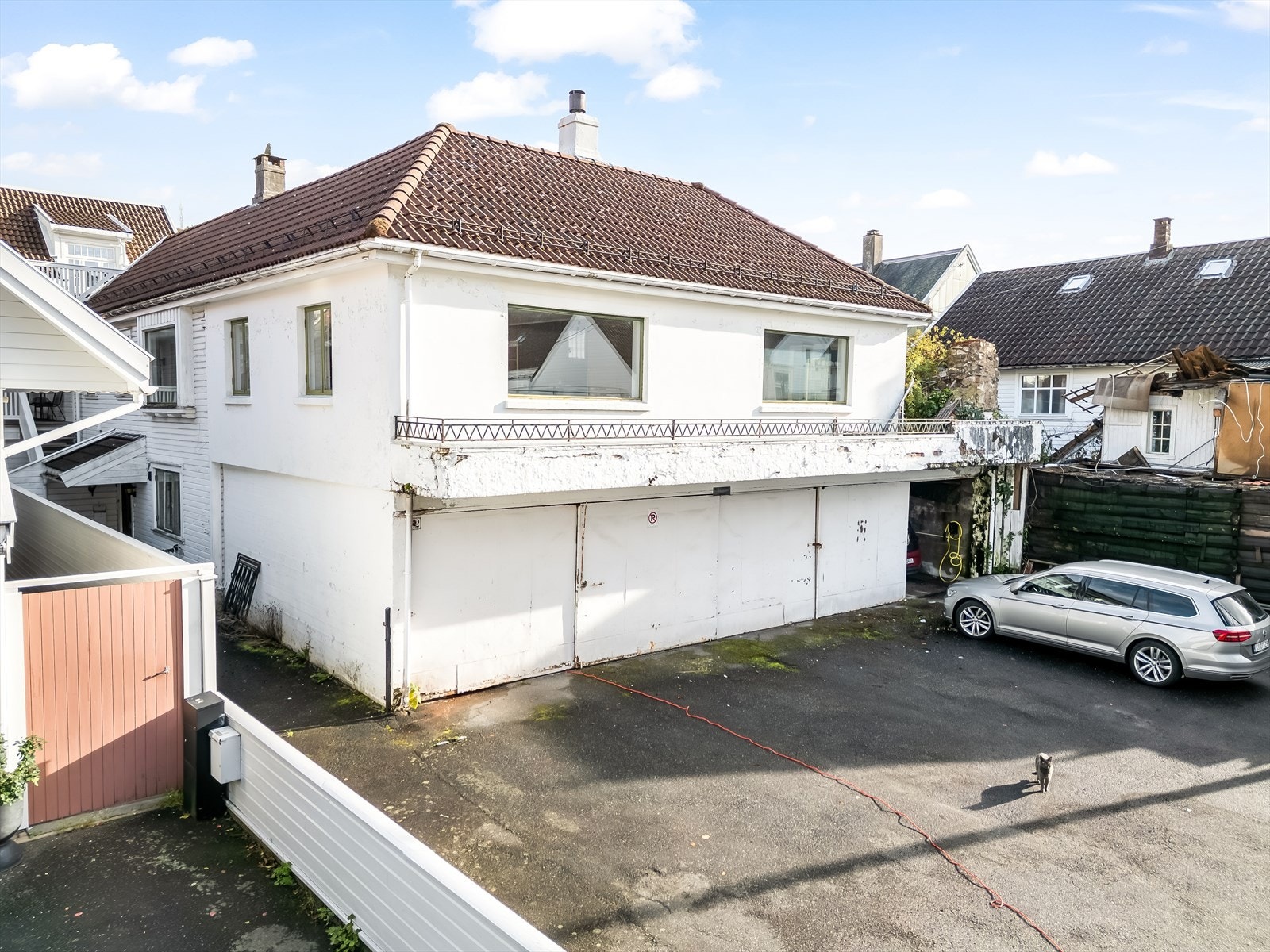 Spennende eiendom bestående av en romslig leilighet, 5 garasjer og ellers god parkering på utsiden. Galleribilde