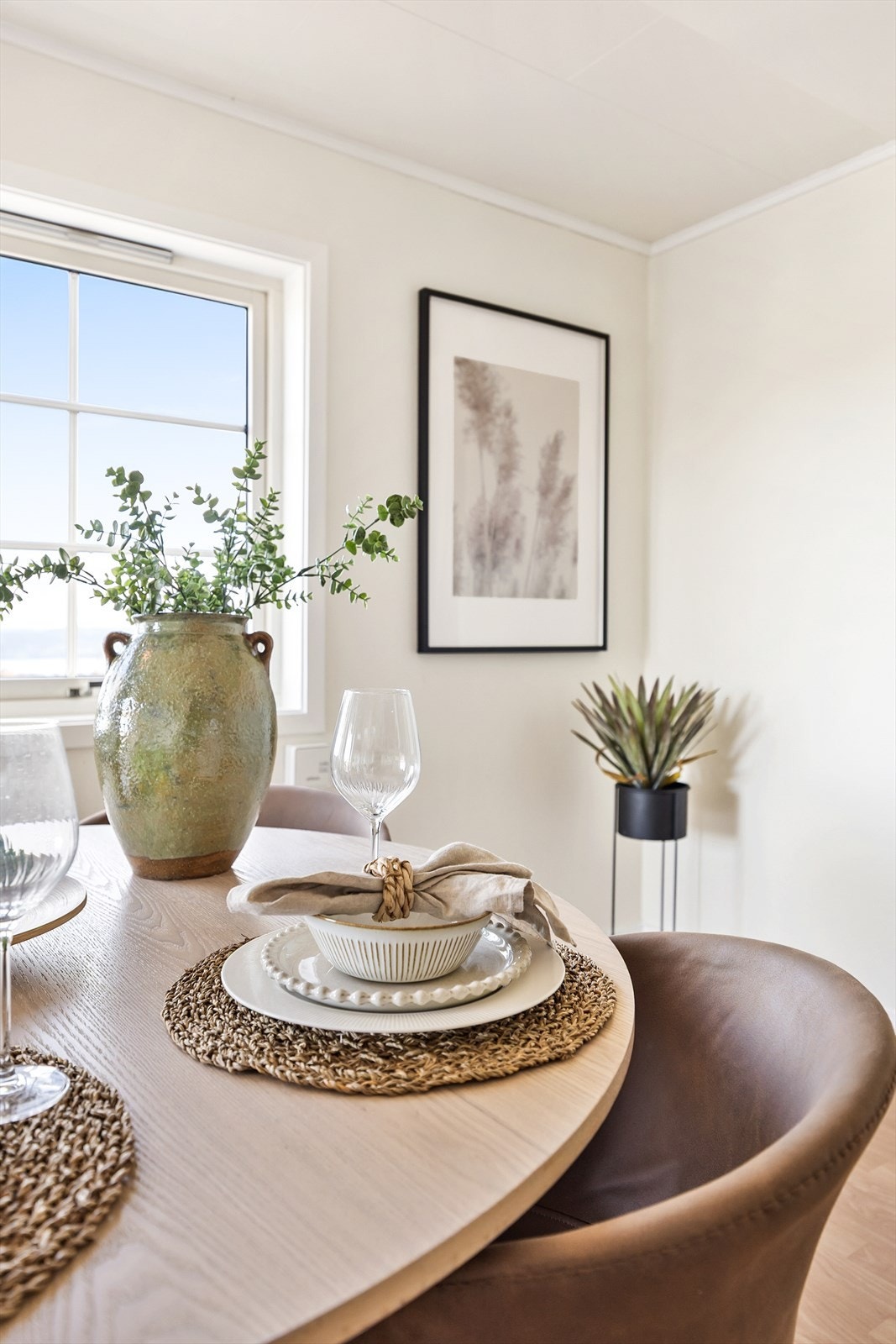 Gjennomgående lyse overflater gir et godt utgangspunkt for personlig innredning. Galleribilde