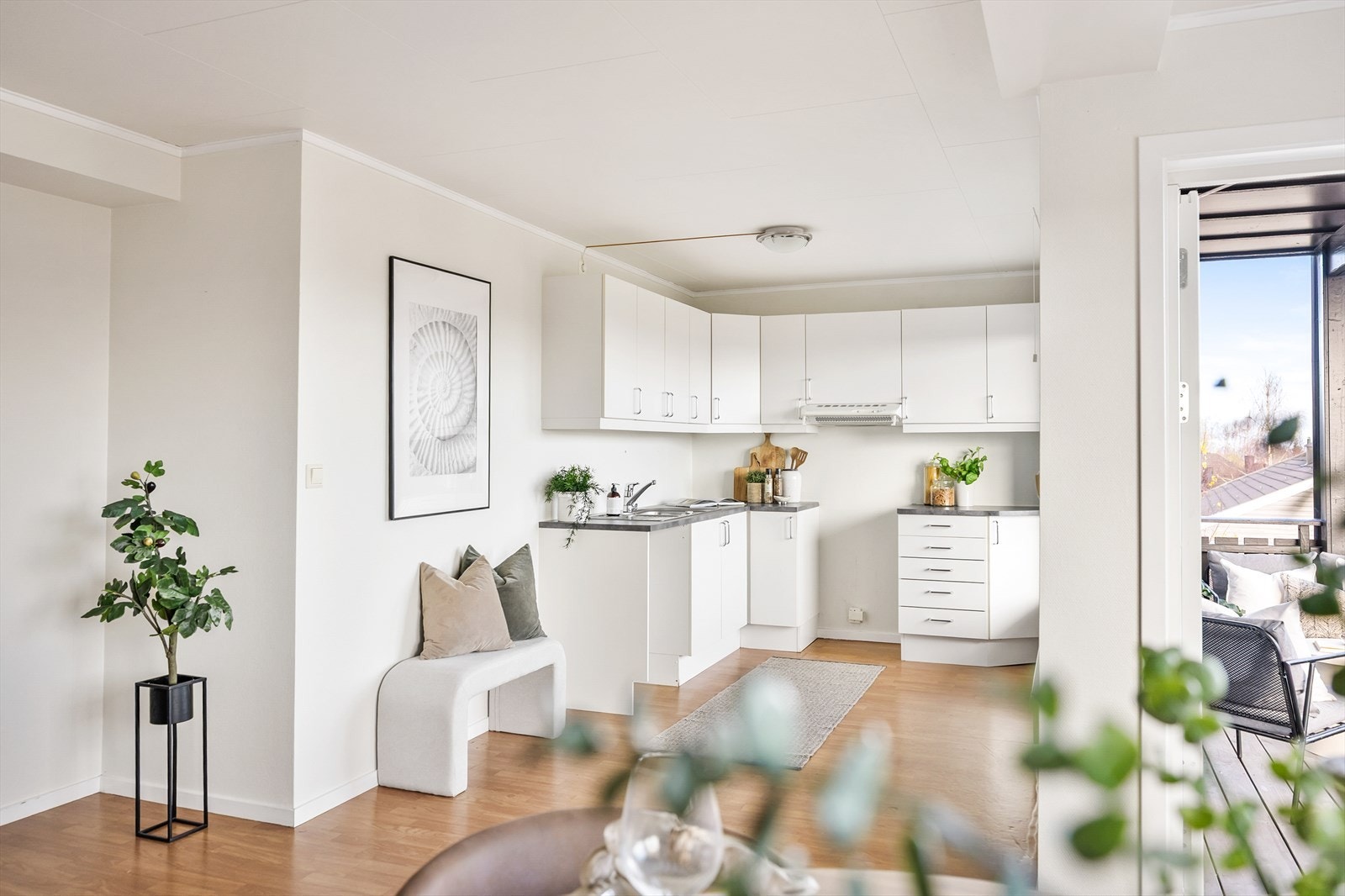 Funksjonelt kjøkken med glatt laminatinnredning og gode arbeidsflater. Galleribilde