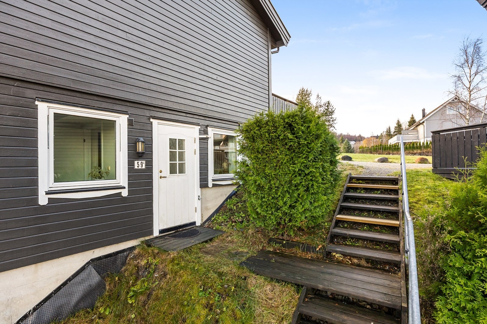 Leiligheten ligger i første etasje i en 4-mannsbolig fra 2004. Galleribilde