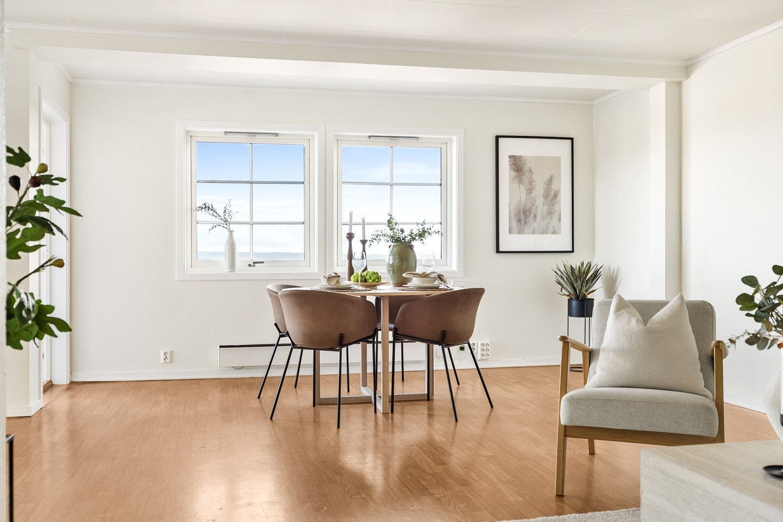 Spiseplassen er plassert ved vinduene, som gir godt med naturlig lys. Galleribilde