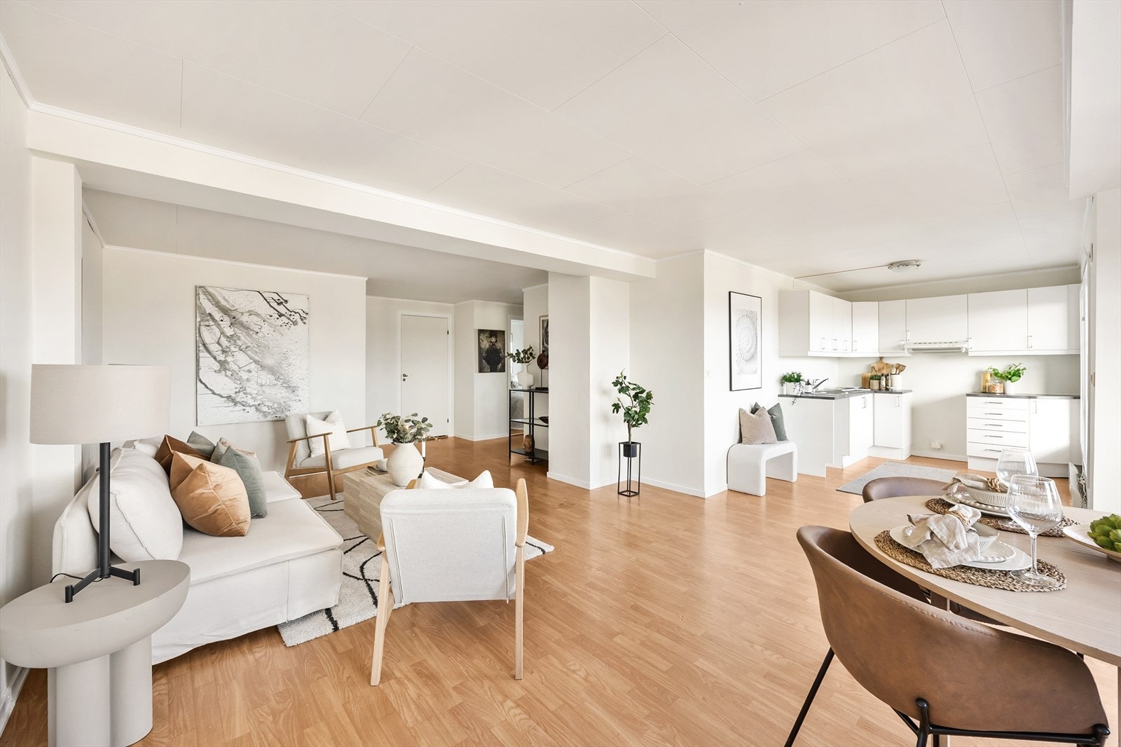 Store, åpne flater og lysinnslipp fra to sider gir en luftig atmosfære. Galleribilde