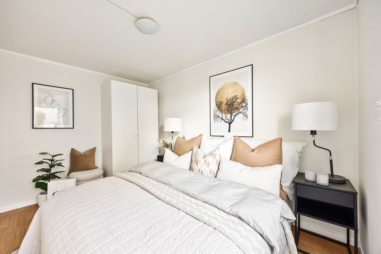 Rommet har gulvbelegg og vegger med malt glassfiberstrie. Galleribilde