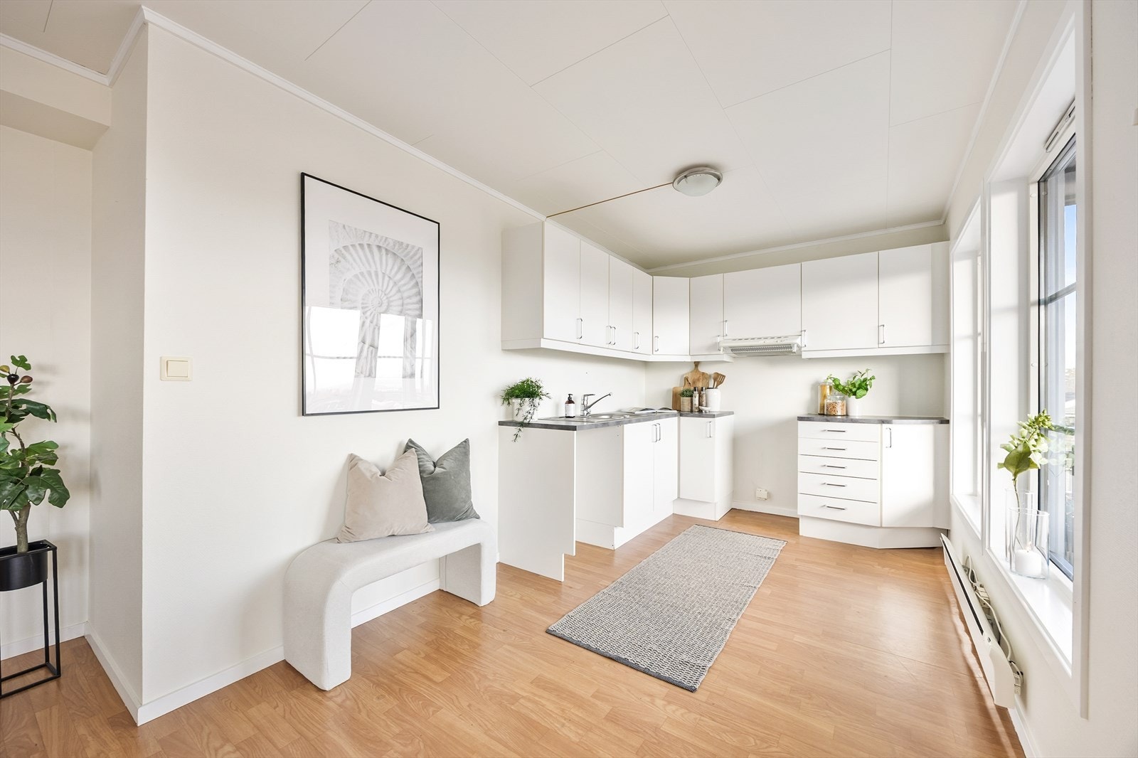 Vinduer fra byggeåret 2004 med 2-lags glass slipper inn godt med dagslys. Galleribilde