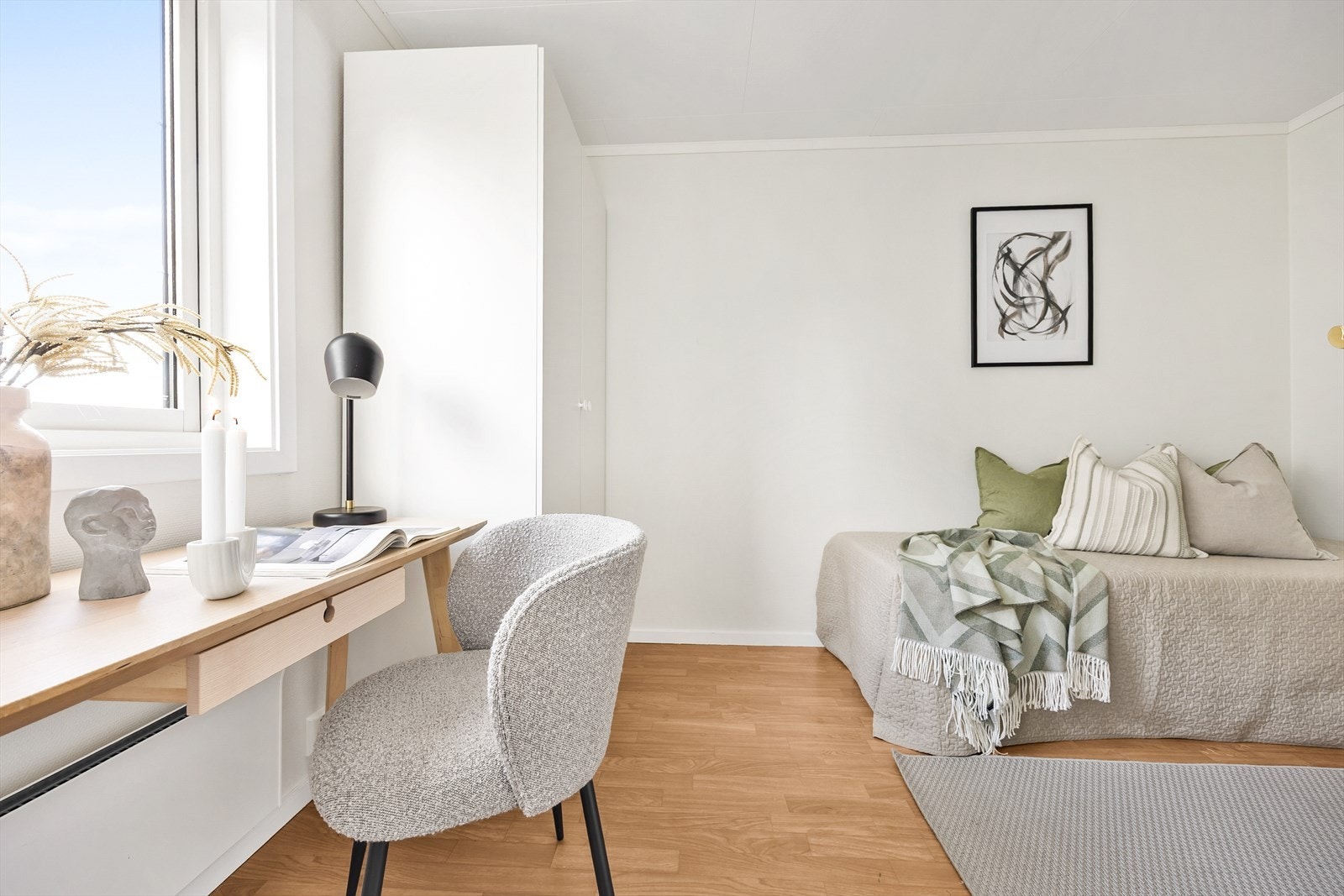 Her er det plass til en egen arbeidsstasjon ved vinduet. Galleribilde