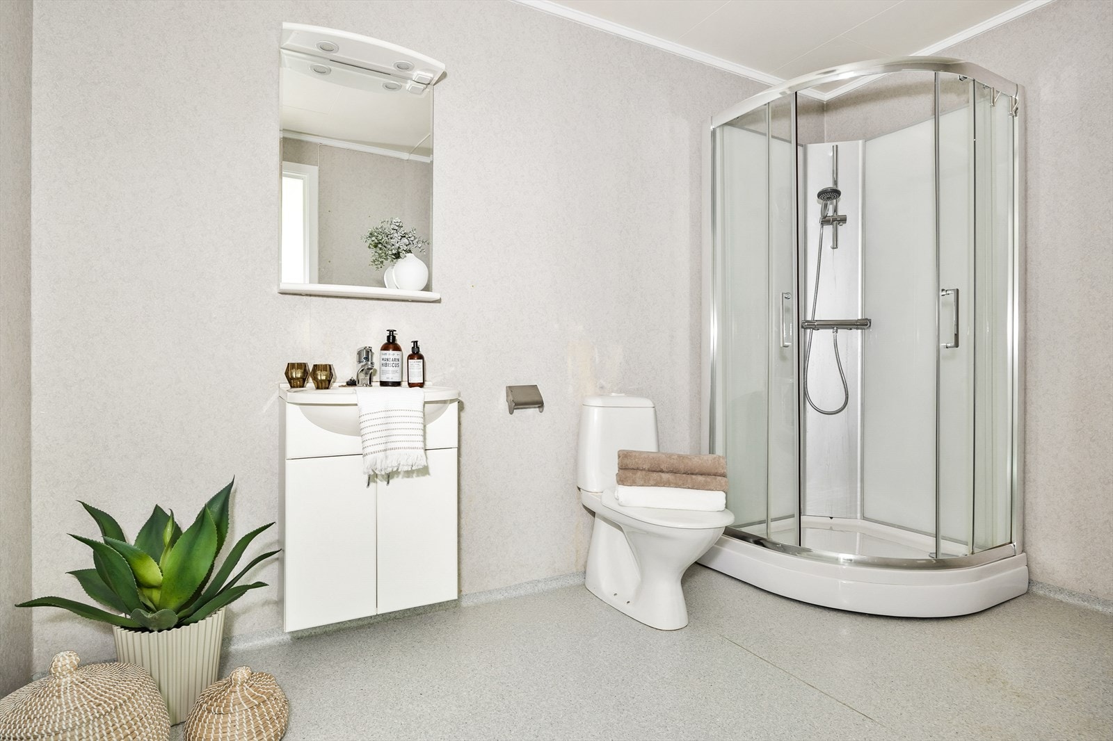 Badet har elektriske varmekabler i gulvet, dusjkabinett og opplegg for vaskemaskin. Galleribilde