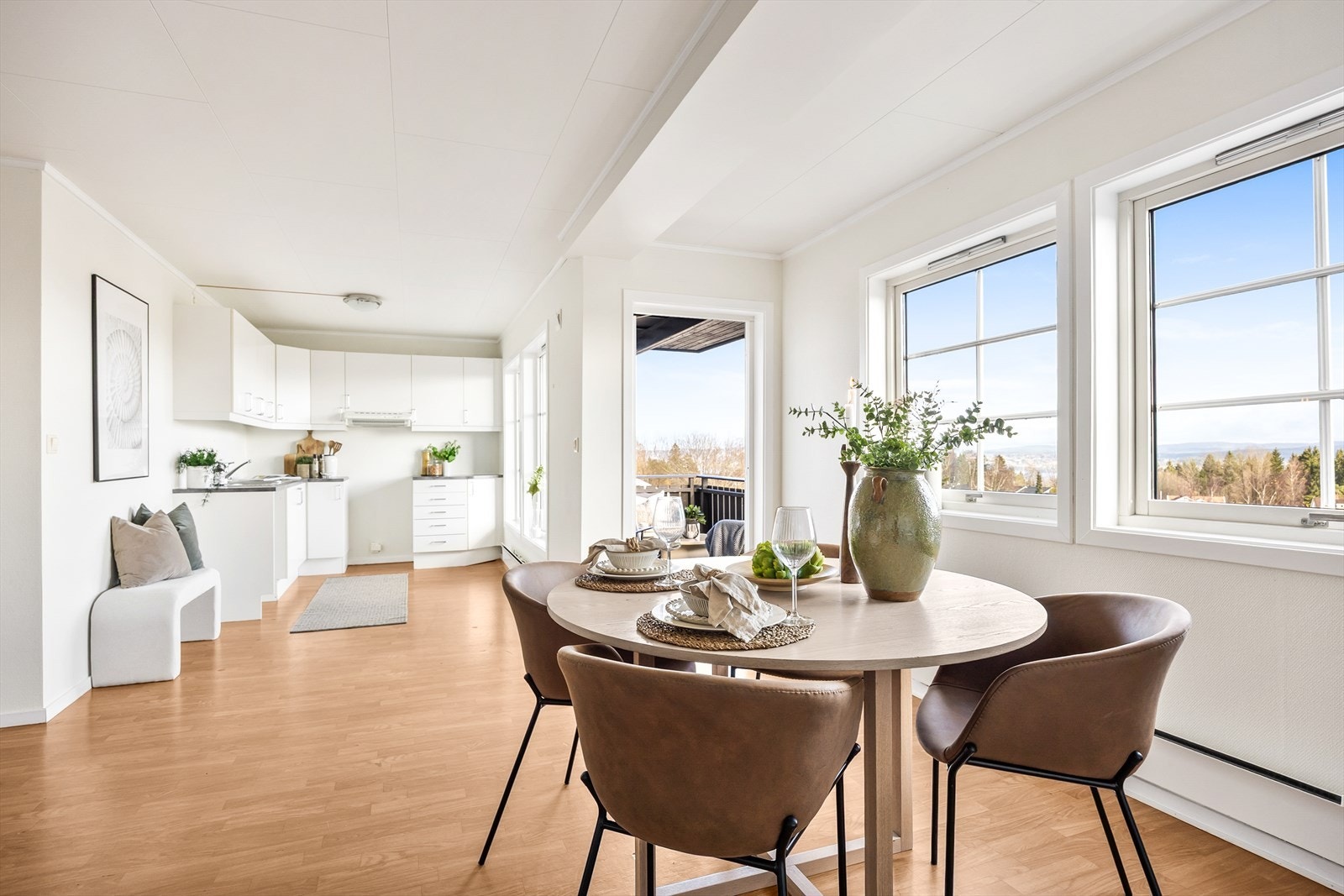 Det er god plass til en egen spisesone i tilknytning til kjøkkenet. Galleribilde