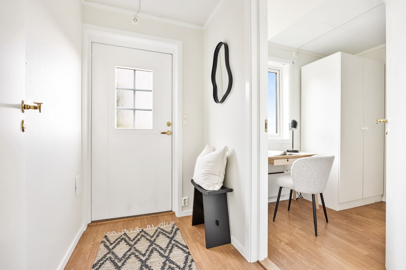 Entréen gir et godt førsteinntrykk og har plass til oppbevaring av yttertøy. Galleribilde