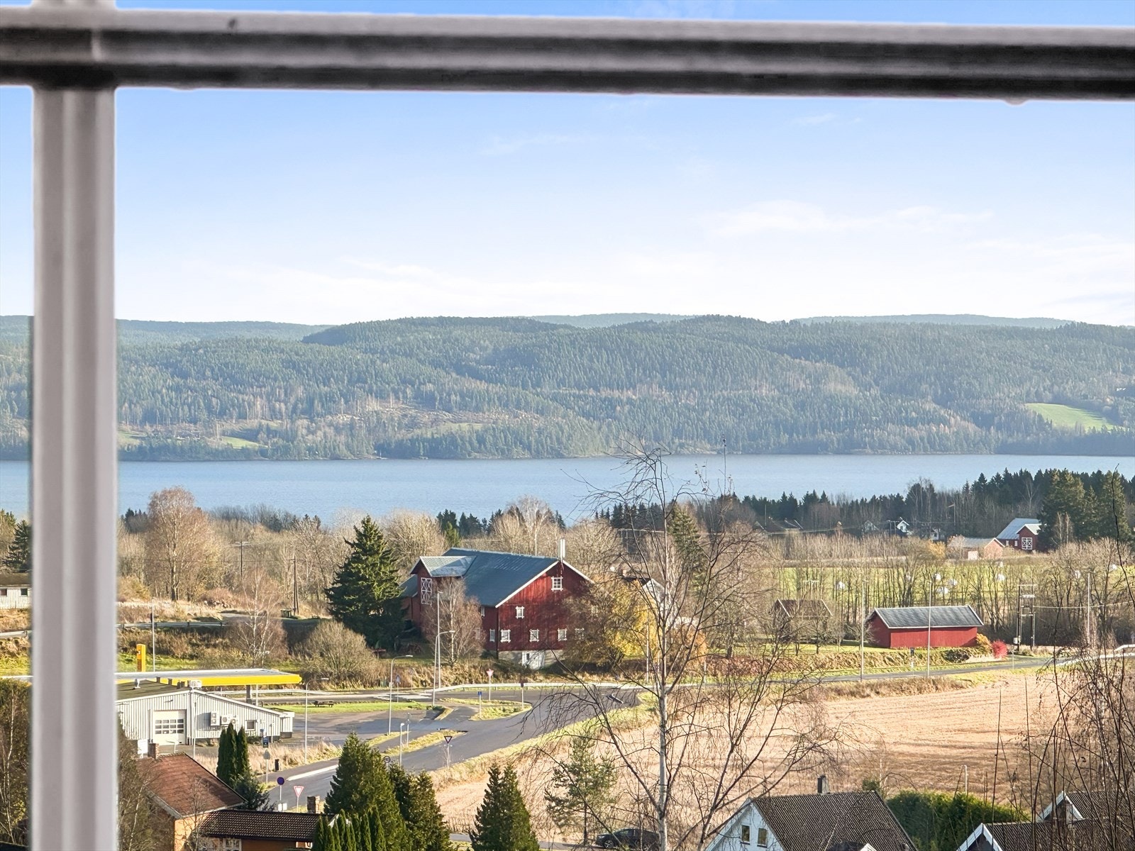 Eiendommen har umiddelbar nærhet til skog og mark med gode turmuligheter. Galleribilde
