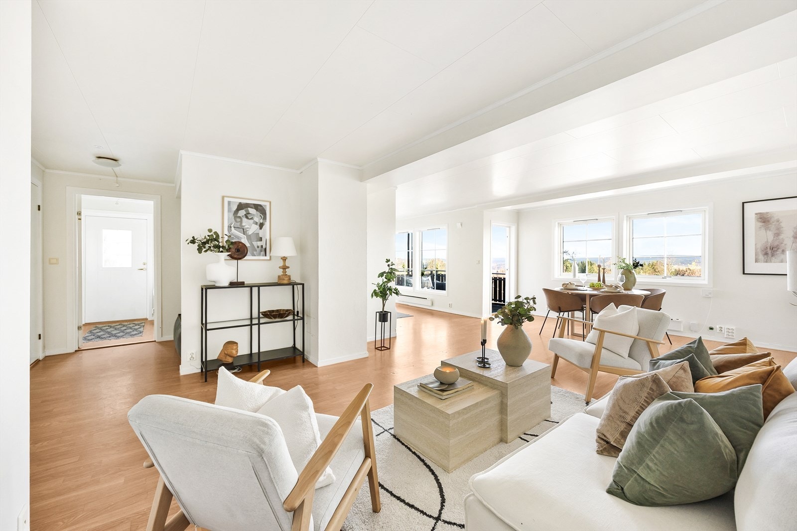 En praktisk gang binder sammen rommene i leiligheten på en effektiv måte. Galleribilde