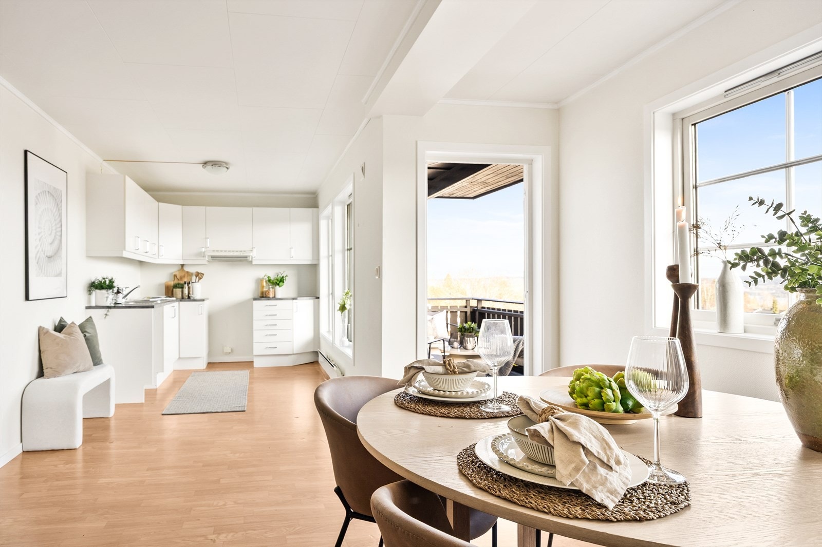 Leiligheten har en åpen og sosial planløsning mellom stue og kjøkken. Galleribilde