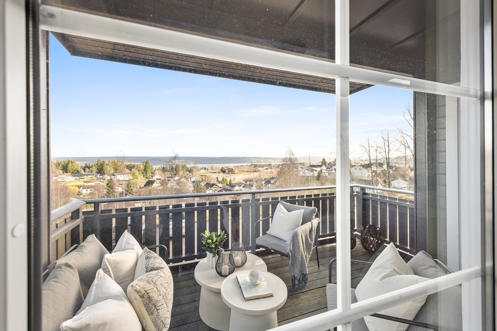 Fra stuen er det direkte utgang til en romslig balkong på 9 m². Galleribilde