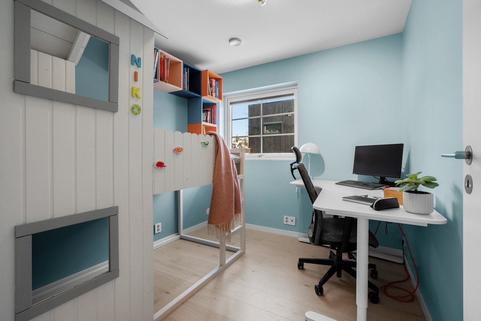 Praktisk rom som fint kan benyttes som barnerom, gjesterom eller kontor