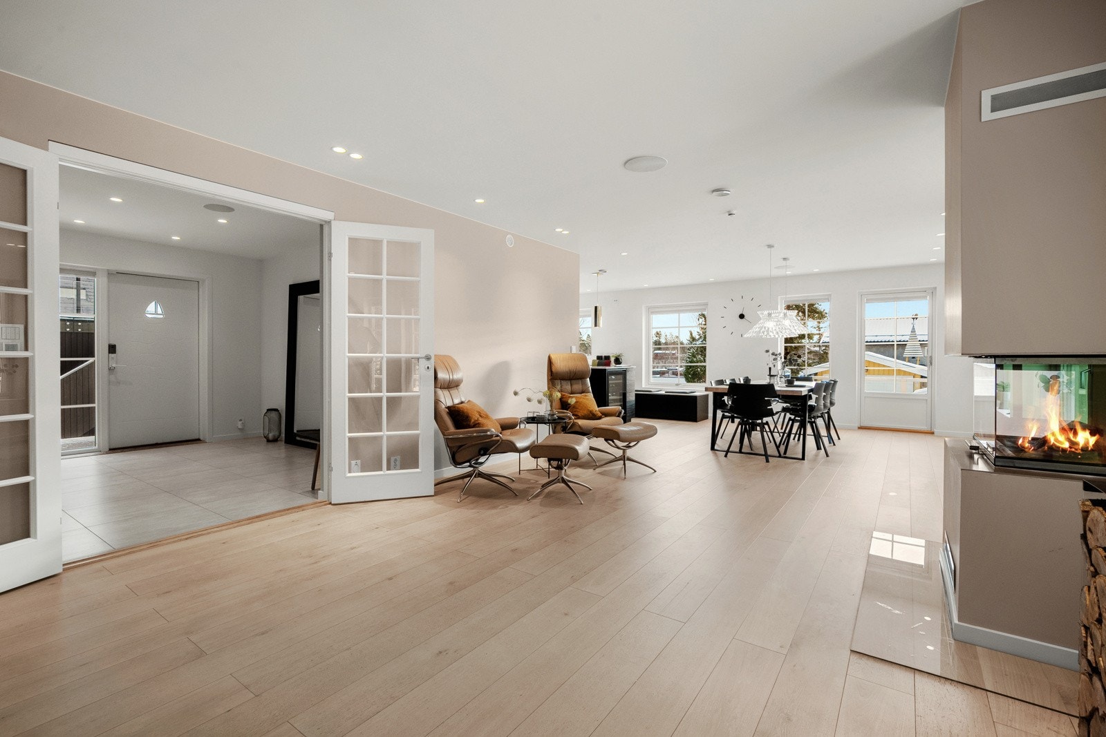 Særdeles lekkert og herskaplig oppholdsrom med tilkomst fra entré. Stuen byr på en rekke flotte fasiliteter