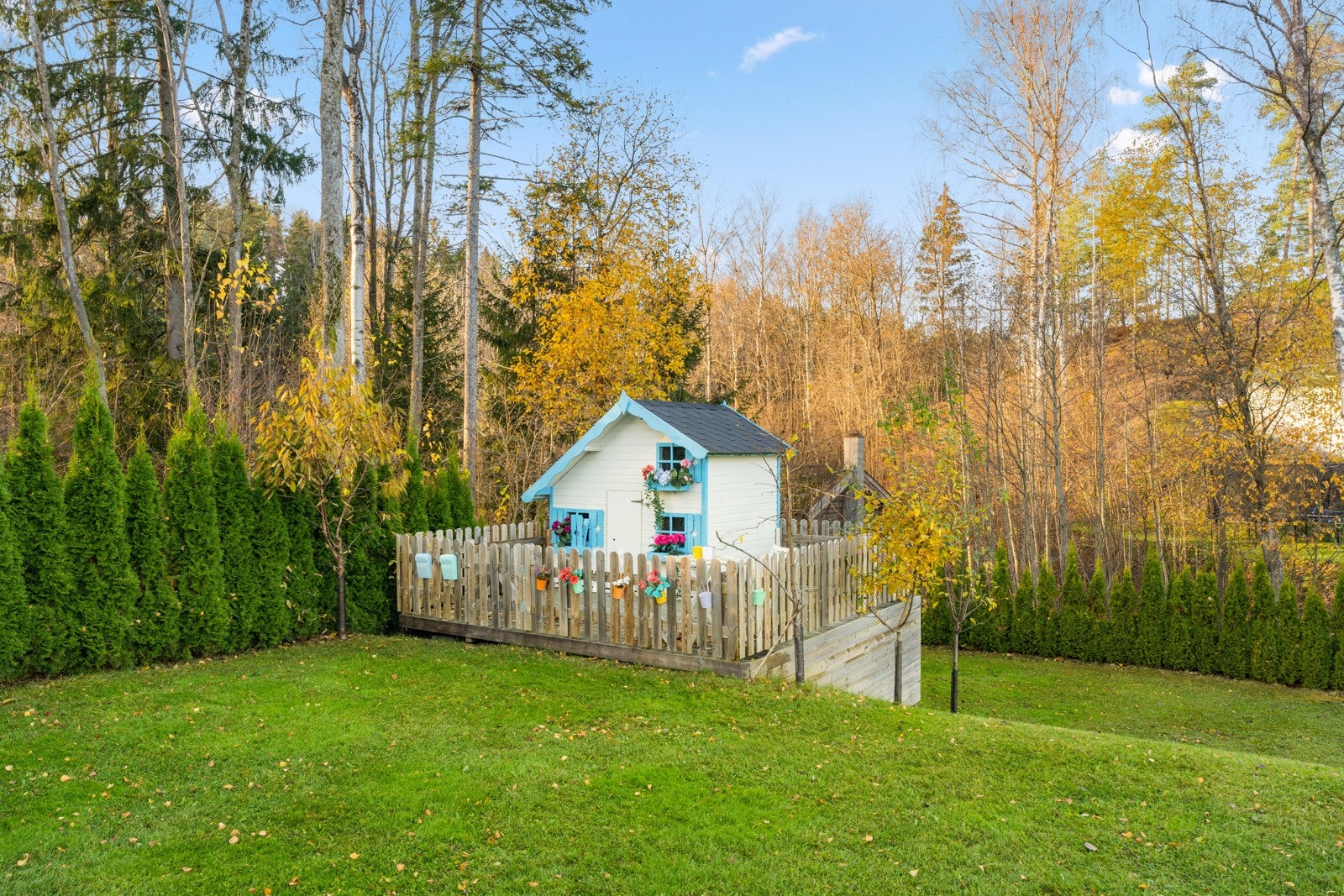 Flott bakhage skjermet med beplantning