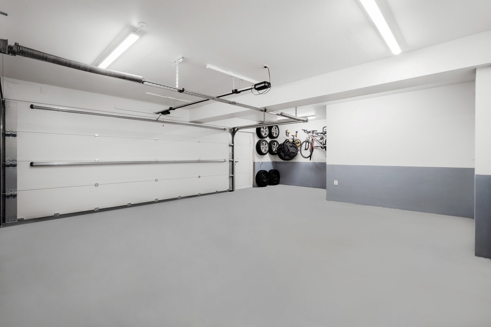 Romslig dobbelgarasje med direkte innkjøring fra tomten, bod til bruk for oppbevaring