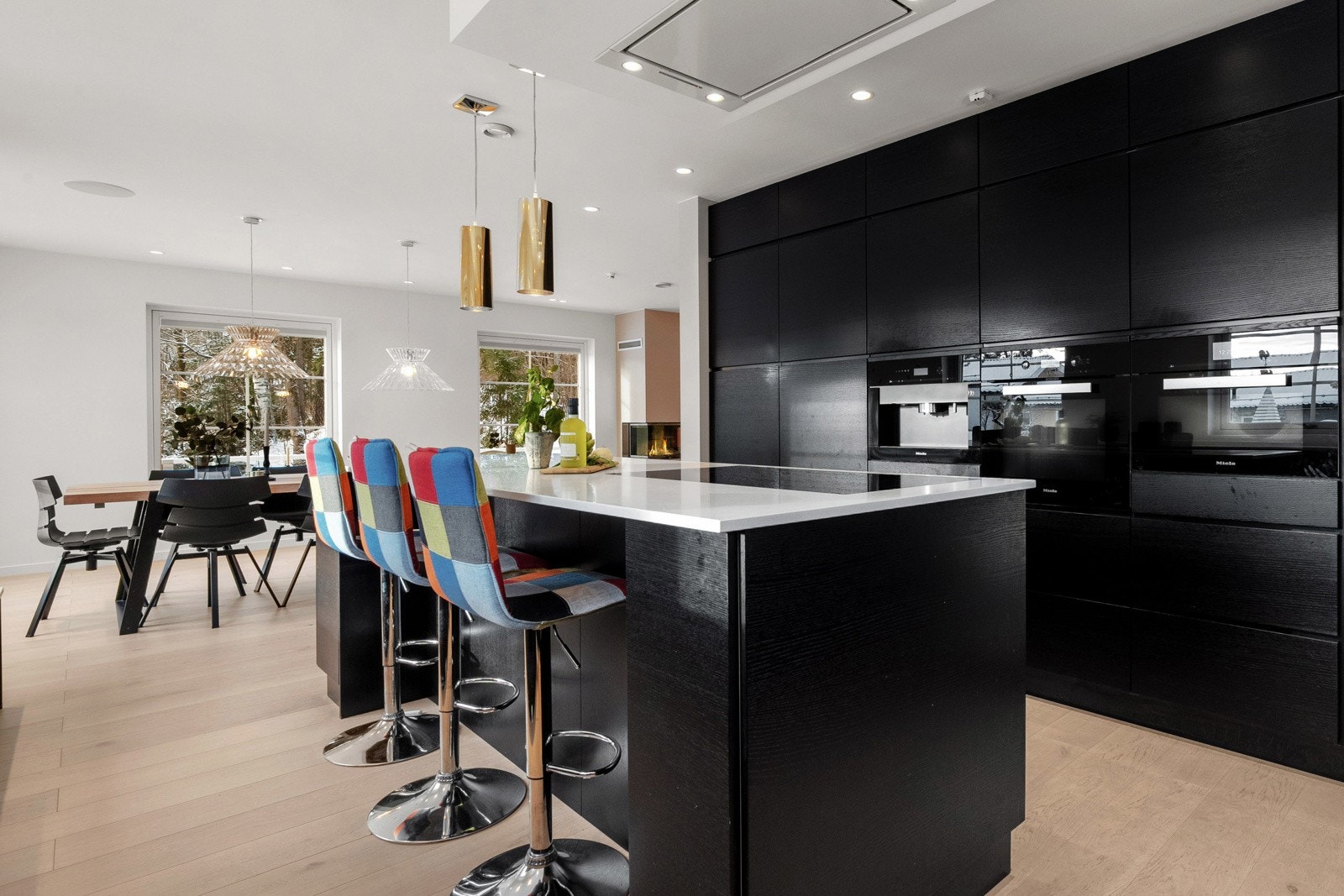 Kjøkkenet er fullt utstyrt med integrerte kvalitetsapparater fra Miele, inkludert to kjøleskap med push-open-funksjon