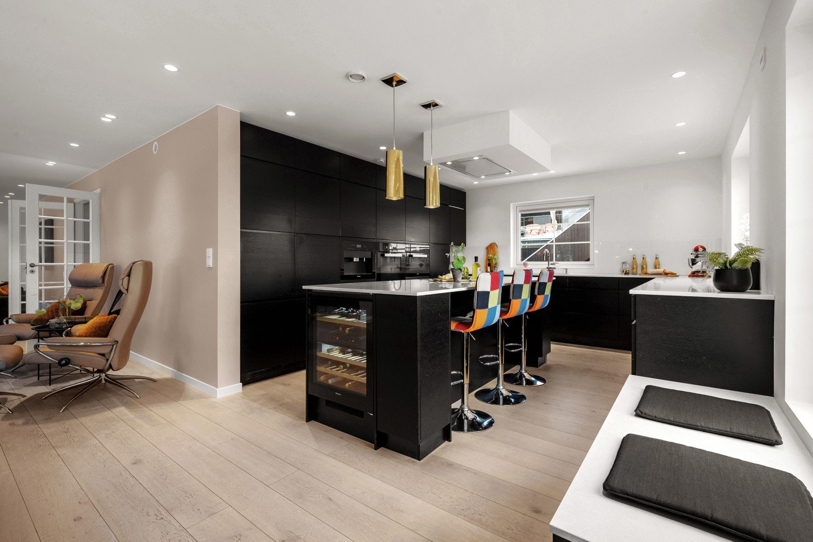 Det moderne kjøkkenet fra Kvik kombinerer stil og funksjonalitet med sine mørke grepsfrie fronter