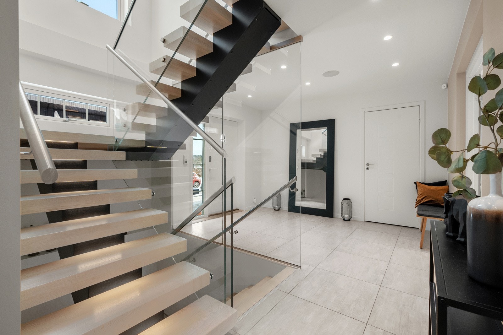 Flott entré i lyse farger med 60x60 flis på gulv med vannbåren gulvvarme