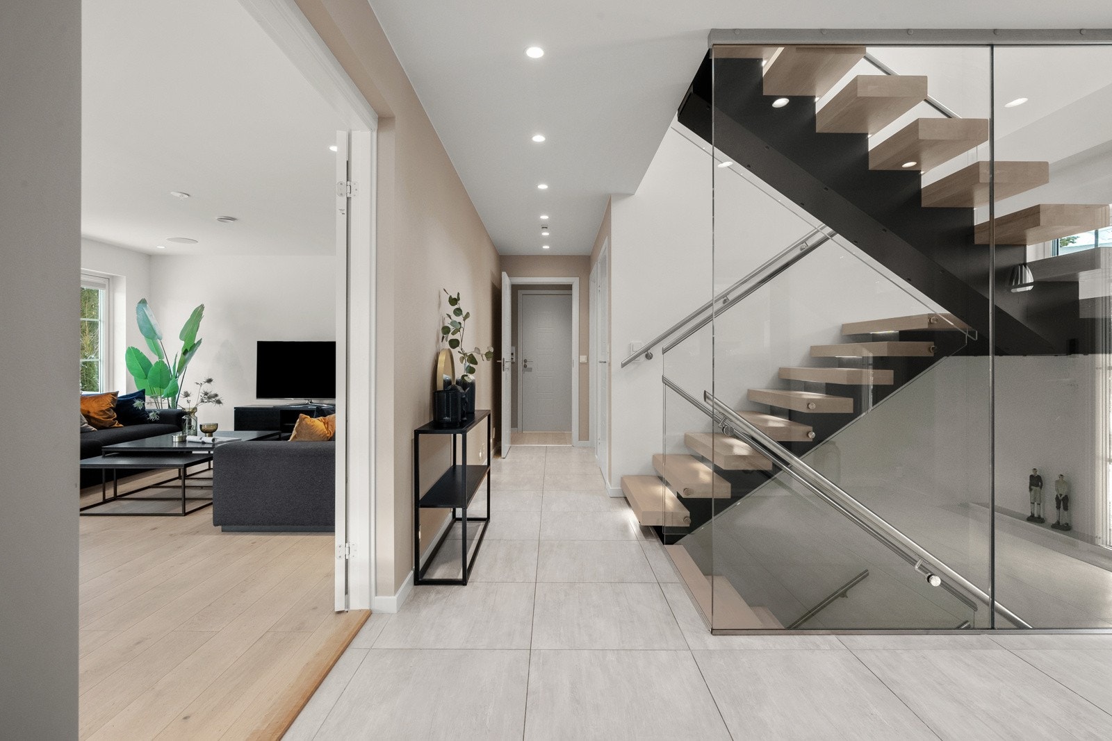 Fra entréen har du videre tilkomst til boligens etasjer, stue og innvendig bod - perfekt til oppbevaring av sko- og yttertøy